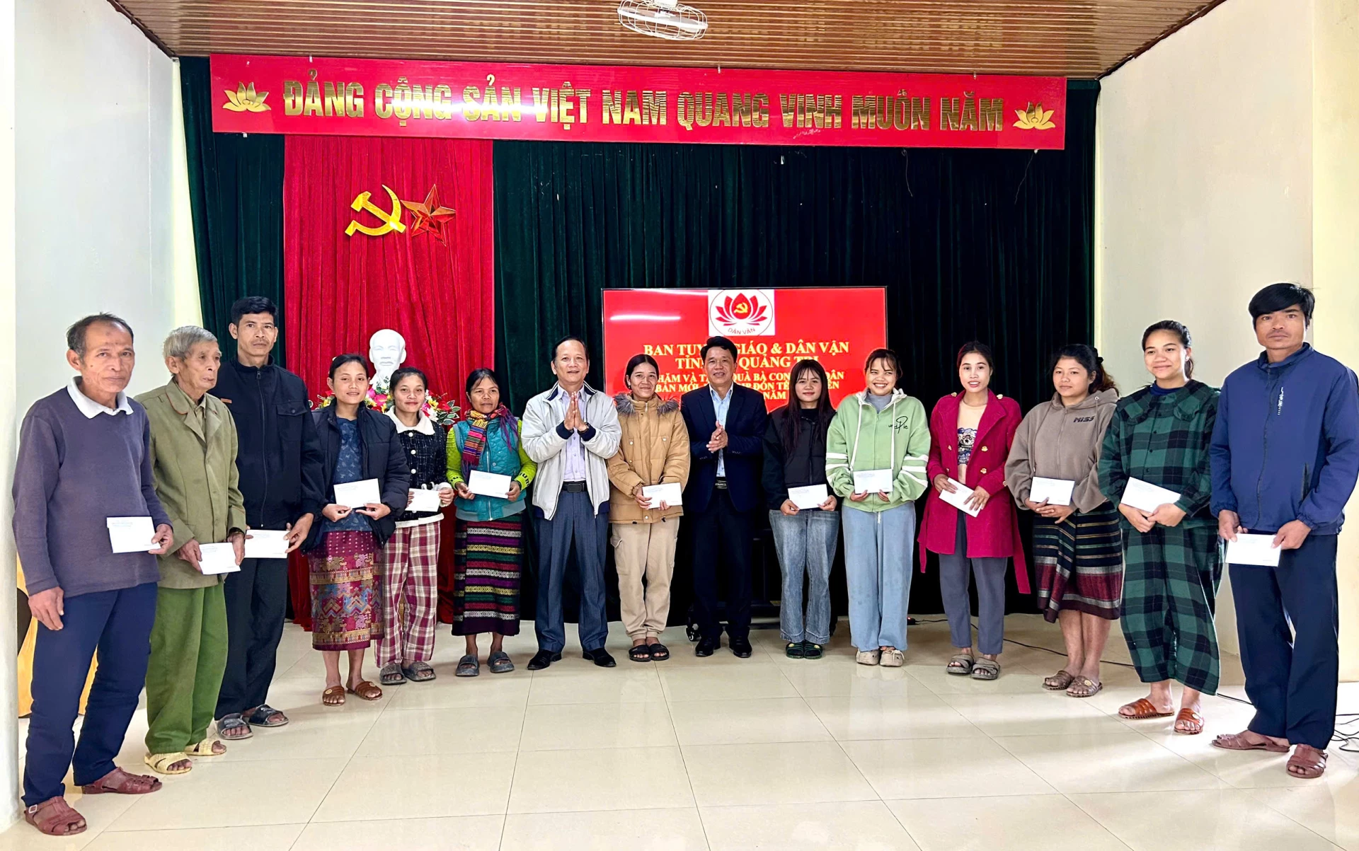 Hình ảnh các hộ gia đình tại bản Mới, xã Kim Ngân, hân hoan tiếp nhận những phần quà Tết ý nghĩa - Ảnh: H.T