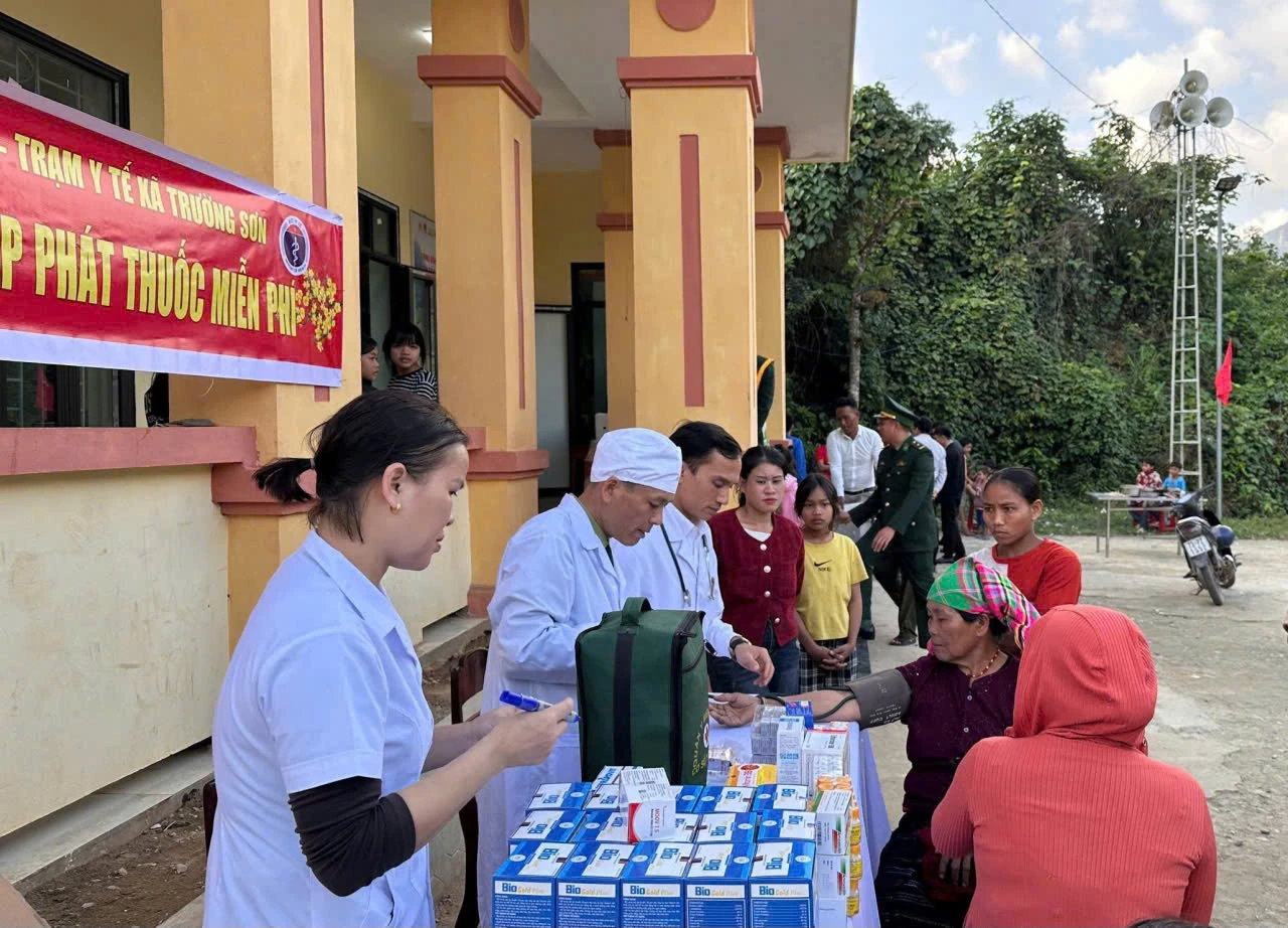 Khám, cấp thuốc cho bà con - Ảnh: X.V