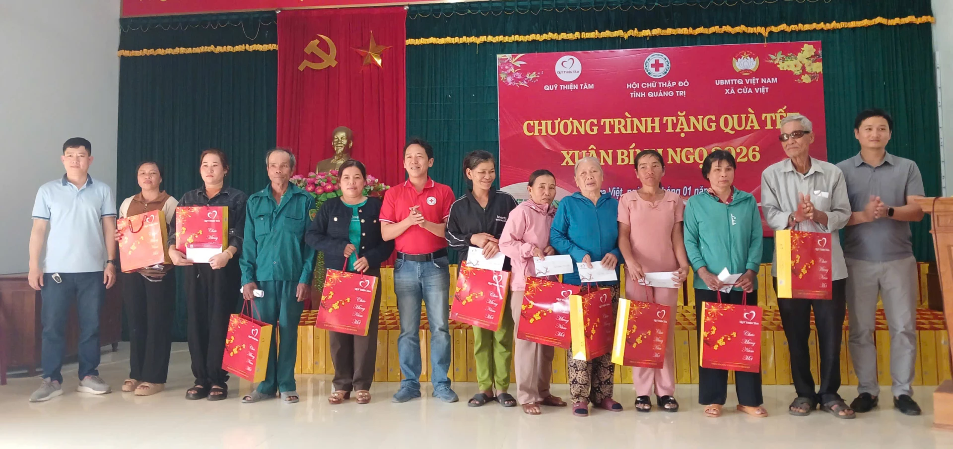 Đại diện Ban Tổ chức tận tình trao quà Tết đến các hộ gia đình có hoàn cảnh khó khăn tại xã Cửa Việt.