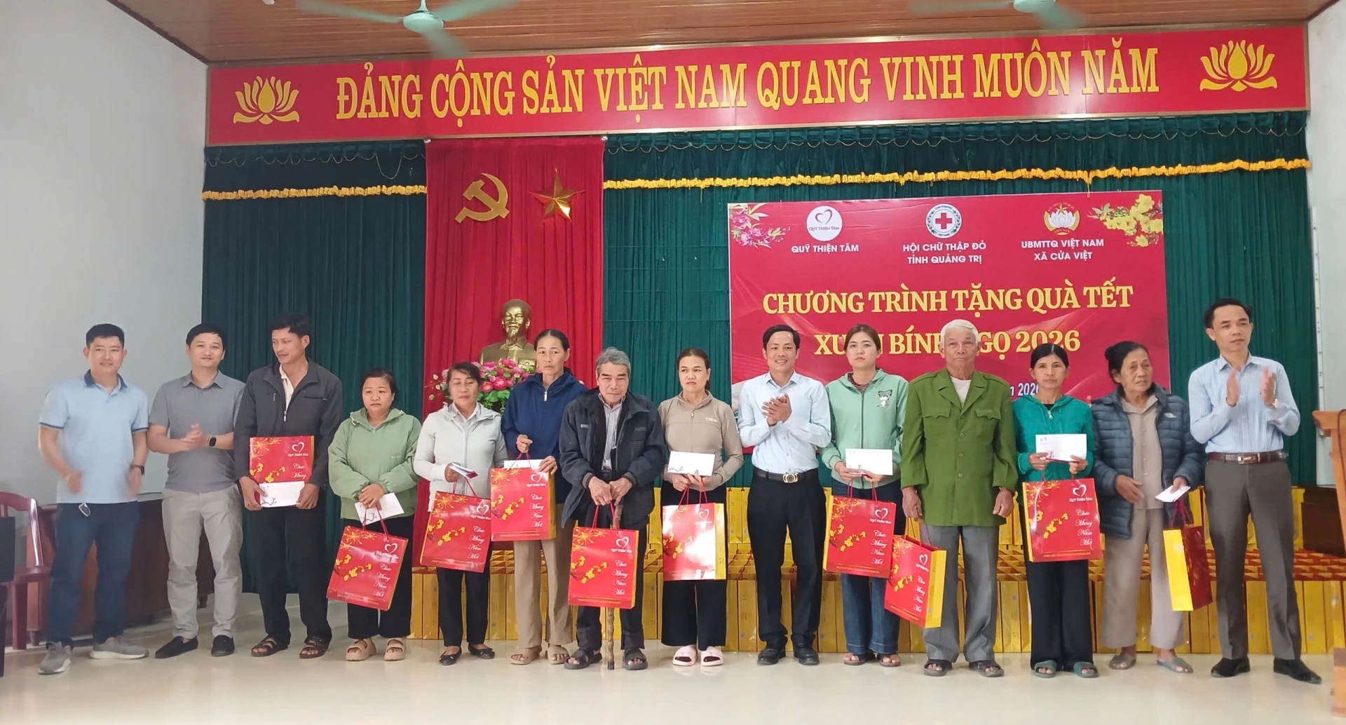 Những phần quà Tết giá trị được trao đến các hộ gia đình khó khăn, lan tỏa tình yêu thương và sự sẻ chia.