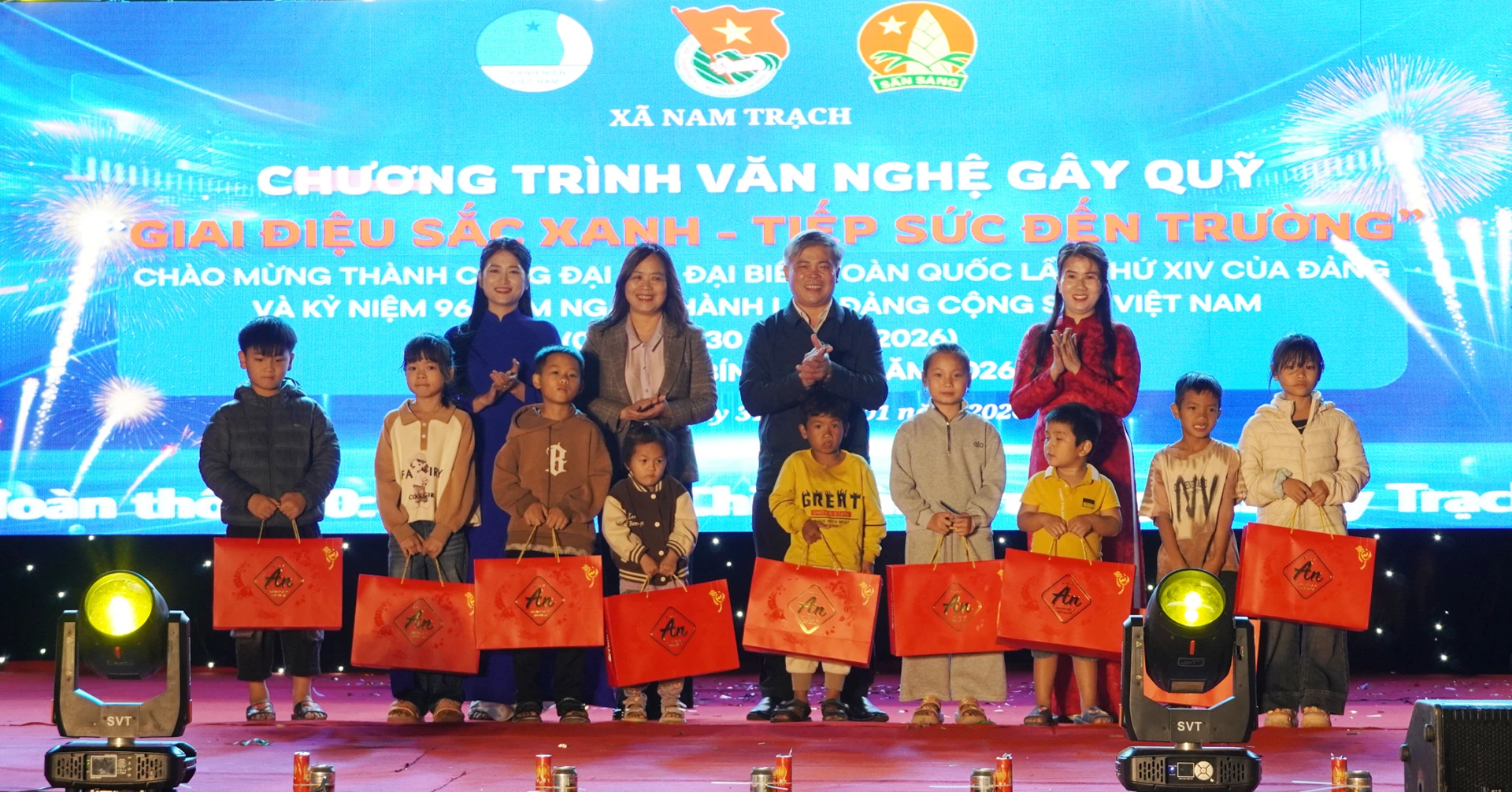 Lãnh đạo xã Nam Trạch tặng quà cho các học sinh có hoàn cảnh khó khăn - Ảnh: C.N