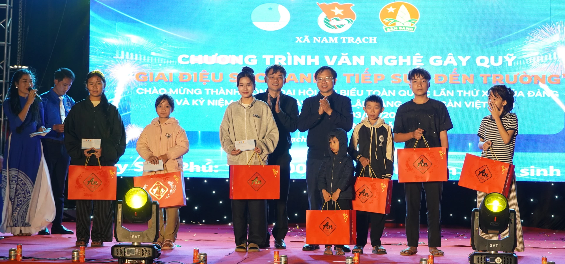 Đại diện lãnh đạo các quỹ tín dụng trên địa bàn xã Nam Trạch tặng quà cho các học sinh có hoàn cảnh khó khăn - Ảnh: C.N