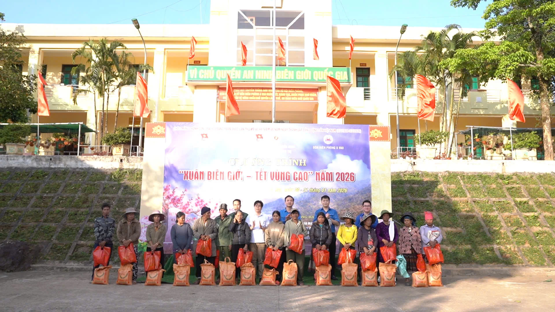 Hơn 140 triệu đồng hỗ trợ người dân bản Pa Lin, xã Tà Rụt nhân dịp Tết Nguyên đán Bính Ngọ 2026