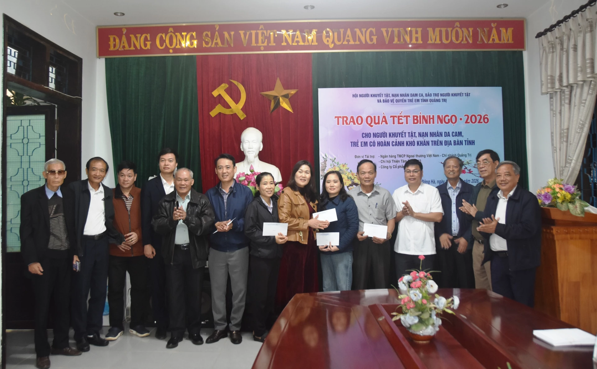 Đại diện các đơn vị, địa phương tiếp nhận quà Tết từ Hội NKT, NNDC, BTNKT và BVQTE tỉnh và các nhà tài trợ - Ảnh: ĐV