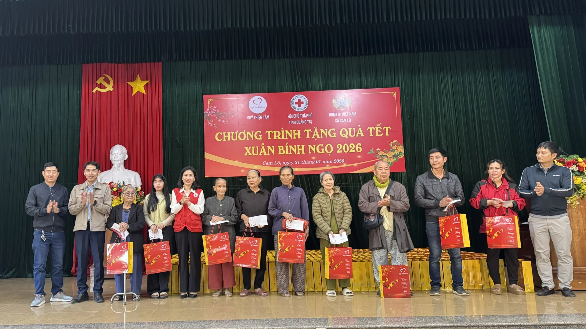 Trao tặng 400 suất quà Tết cho các hộ dân hoàn cảnh khó khăn ở xã Cam Lộ