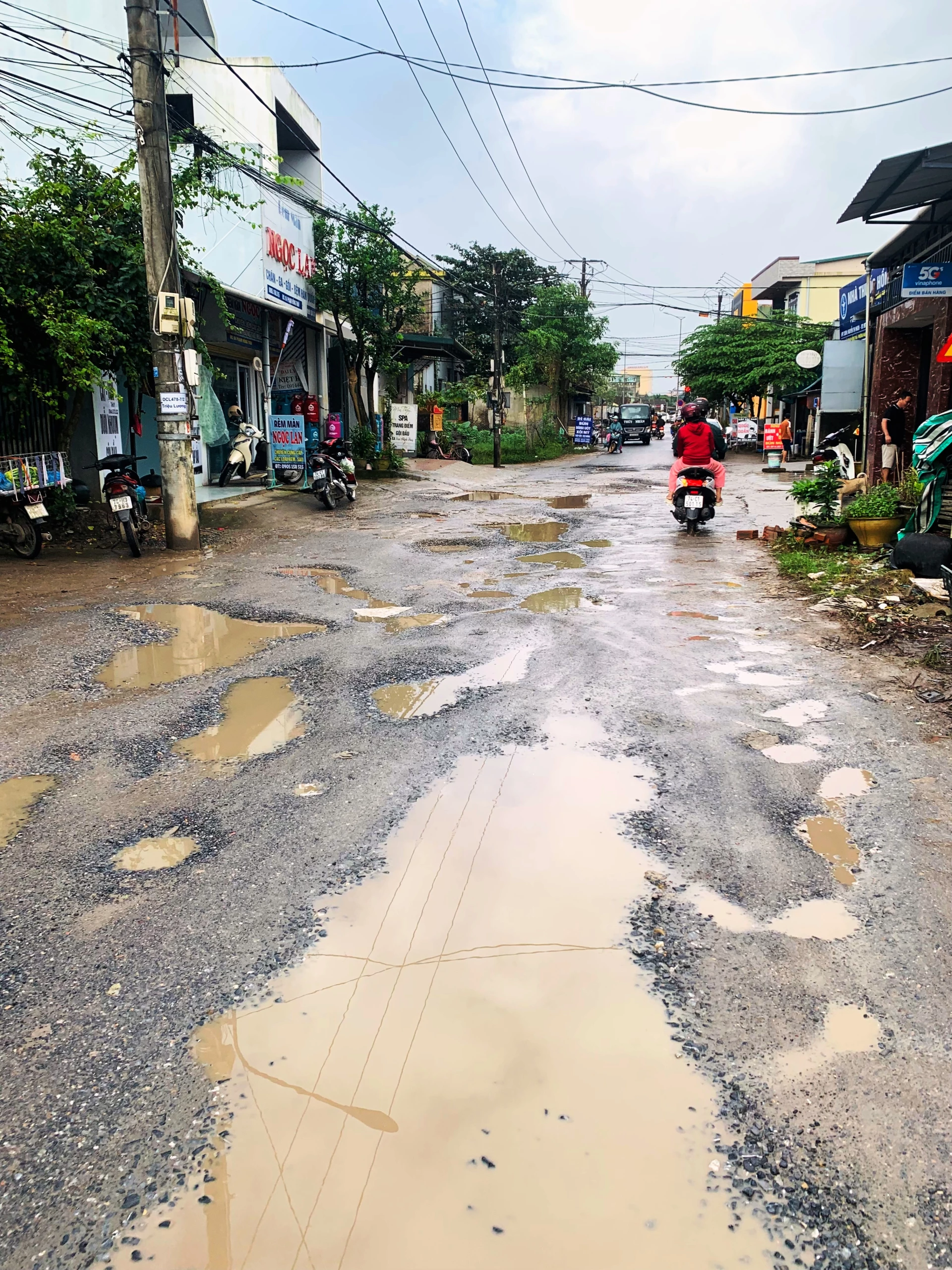 Mặt đường Phạm Hồng Thái, phường Nam Đông Hà xuất hiện dày đặc “ổ trâu”, “ổ gà” gây nguy hiểm cho người đi đường - Ảnh: ĐV