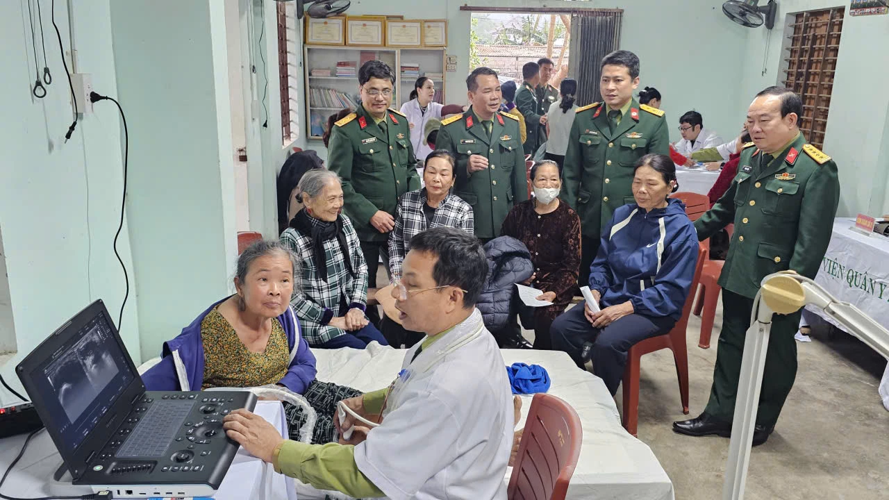 Các y bác sĩ Bệnh viện Quân y 268 khám, tư vấn sức khỏe cho người dân - Ảnh: Phan Khiêm