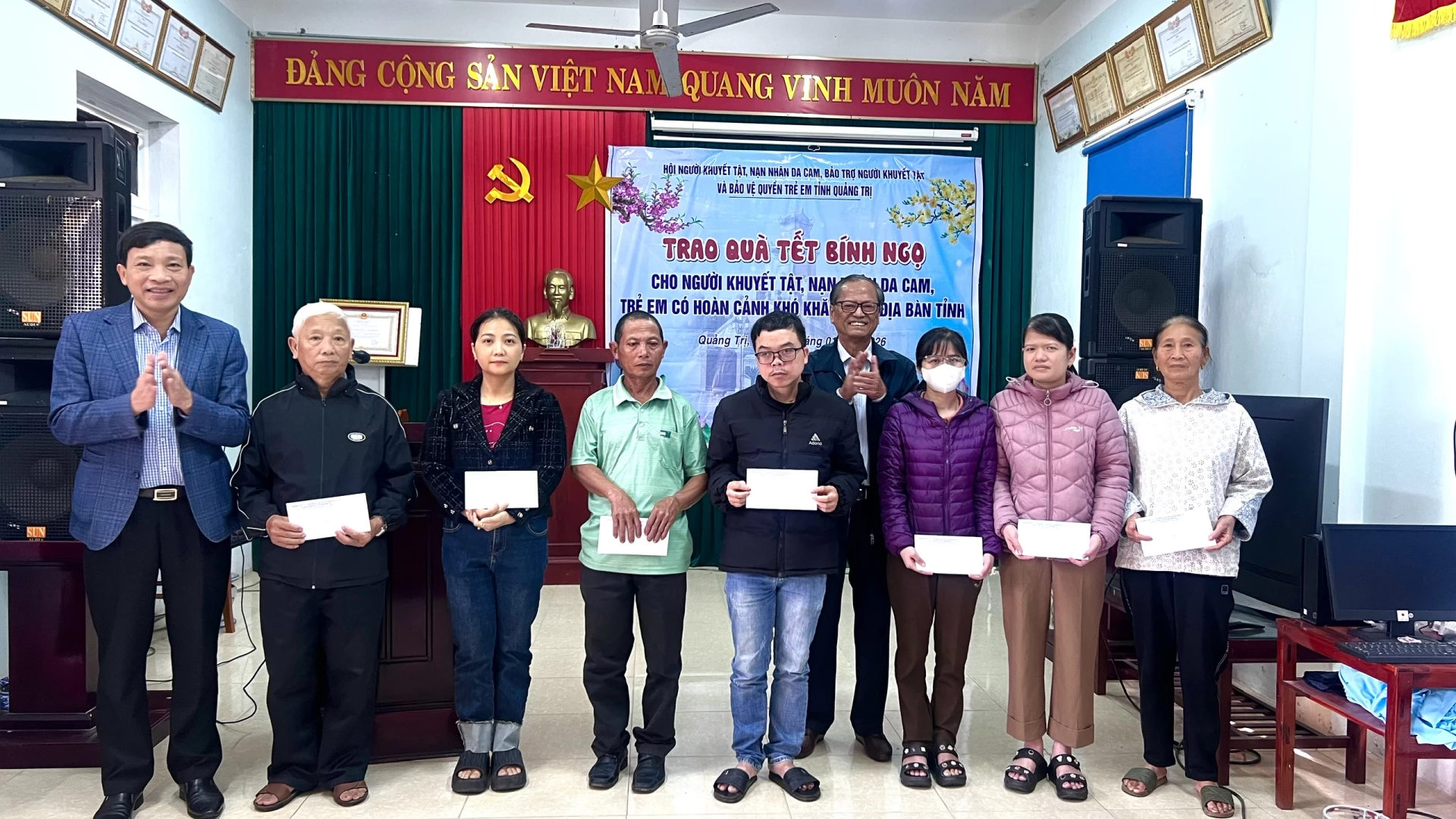 Người khuyết tật, nạn nhân da cam và trẻ mồ côi có hoàn cảnh khó khăn trên địa bàn phường Đồng Thuận và phường Đồng Sơn vui mừng đón nhận những suất quà Tết - Ảnh: H.T