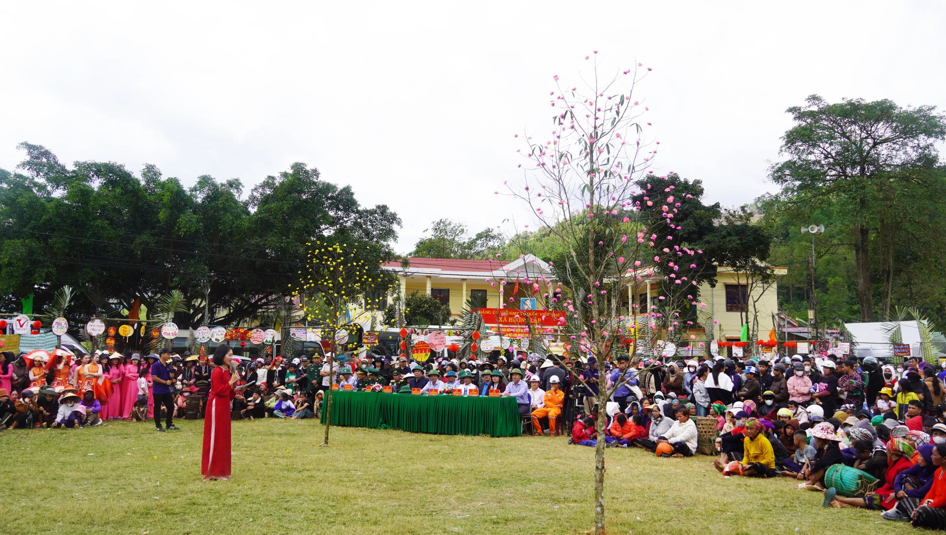 Ấm áp 'Phiên chợ 0 đồng' lần thứ 6 tại xã Hướng Lập