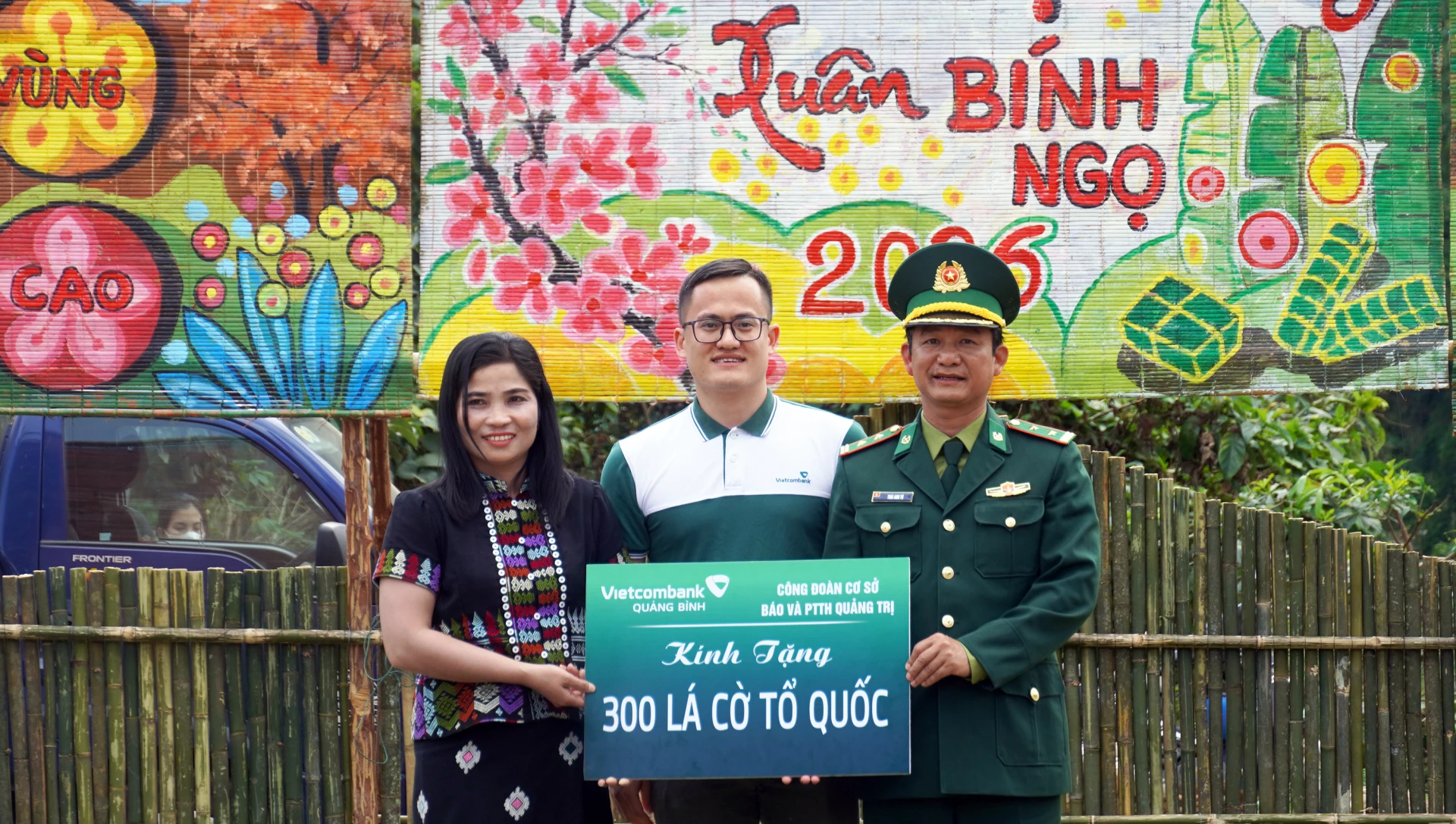 Đại diện lãnh đạo Vietcombank Quảng Trị trao tặng quà cho bà con - Ảnh: N.M