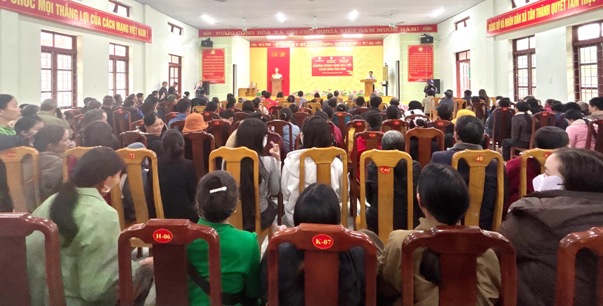 Trao 400 suất quà Tết cho hộ nghèo, cận nghèo xã Tân Thành