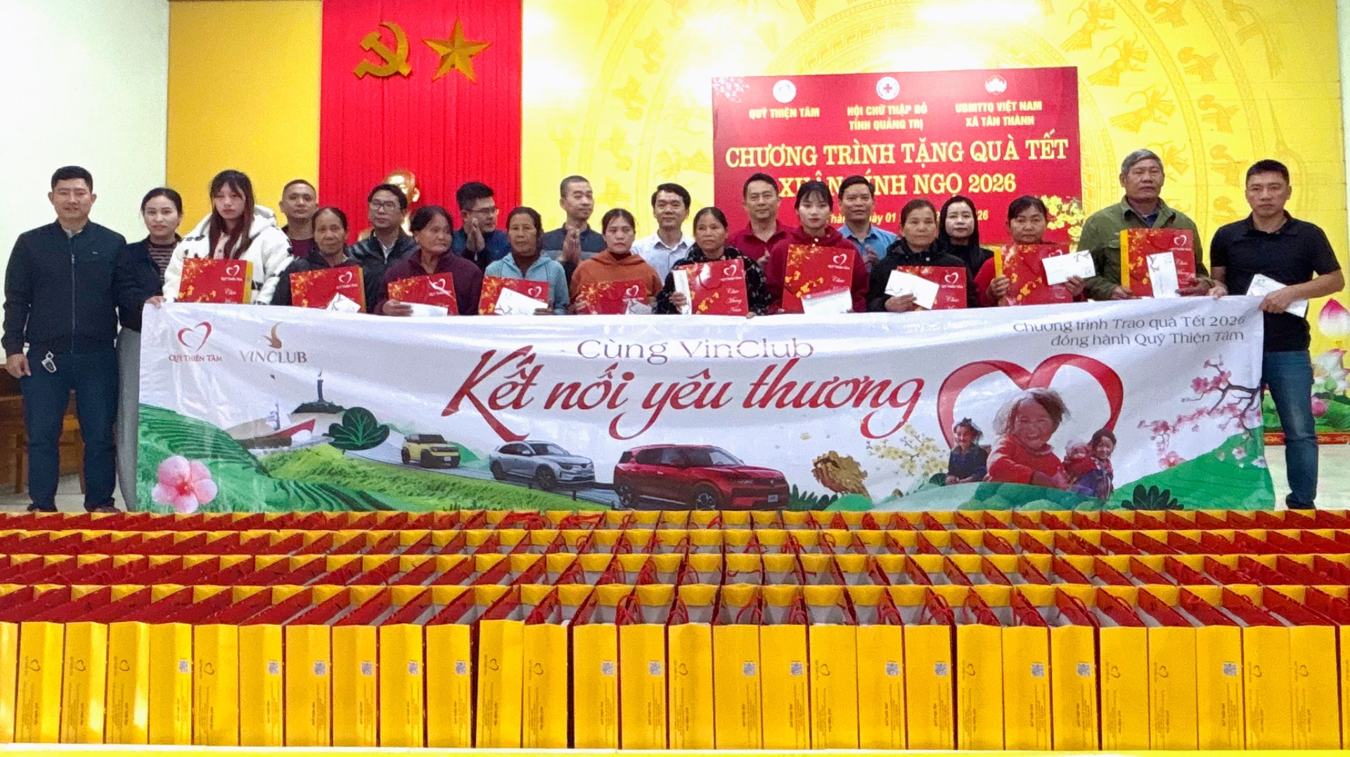 Ban Tổ chức trao quà Tết cho các hộ có hoàn cảnh khó khăn trên địa bàn xã Tân Thành - Ảnh: K.H