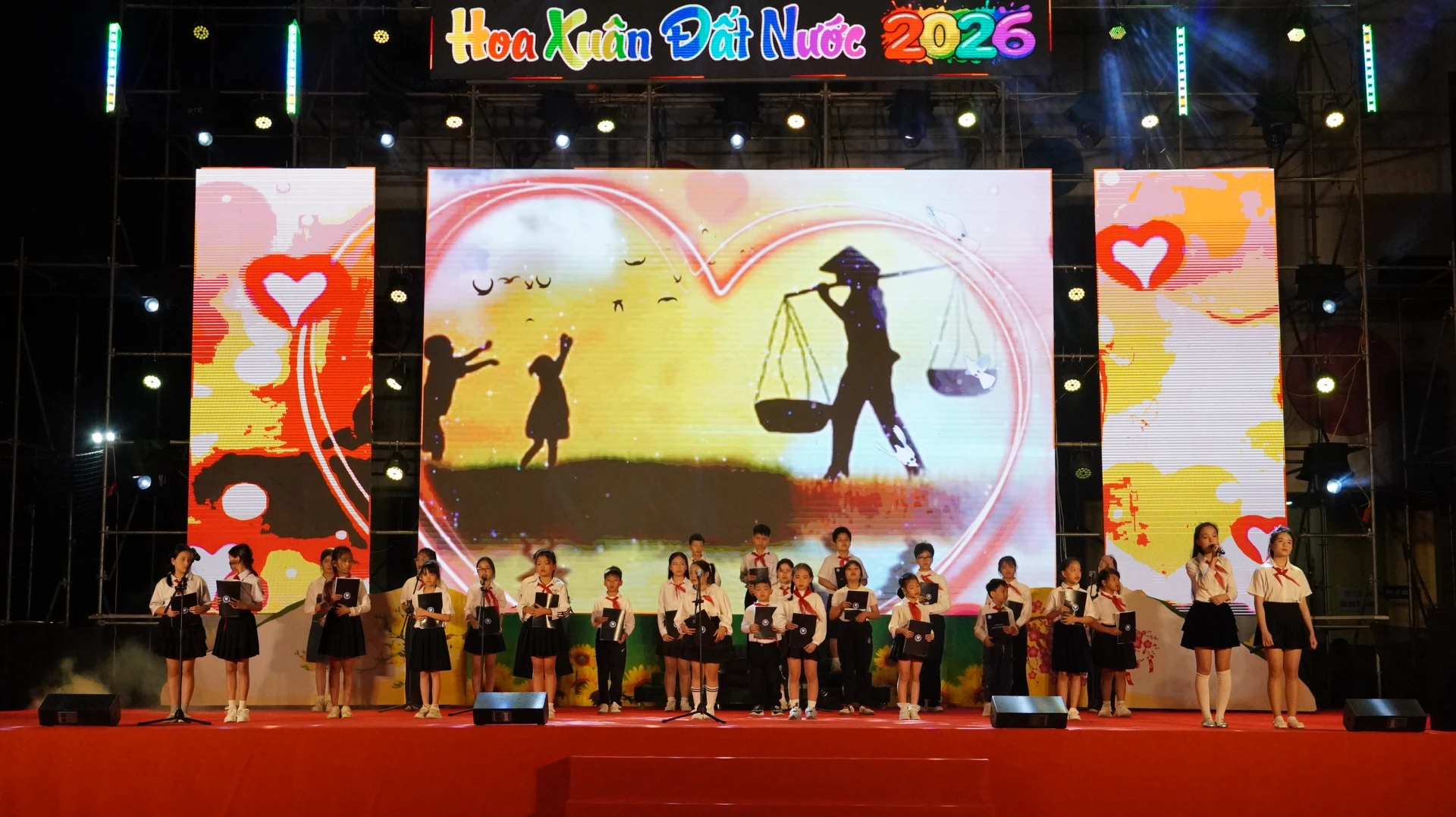 
Dàn hợp xướng Nhà thiếu nhi tỉnh thể hiện tác phẩm “Mẹ yêu con” sáng tác nhạc sĩ Nguyễn Văn Tý và “Còn gì đẹp hơn” sáng tác nhạc sĩ Nguyễn Hùng - Ảnh: B.N
