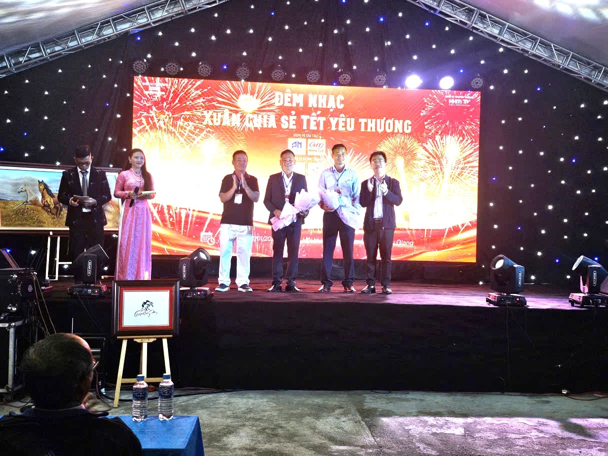 Ban Tổ chức tặng hoa cho các nhà tài trợ - Ảnh: MT