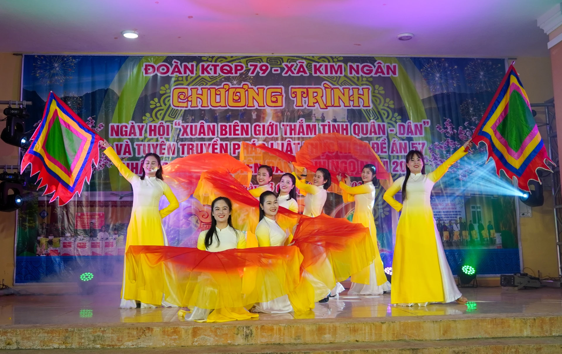 Hình ảnh một tiết mục văn nghệ đặc sắc trong khuôn khổ chương trình - Ảnh: N.H