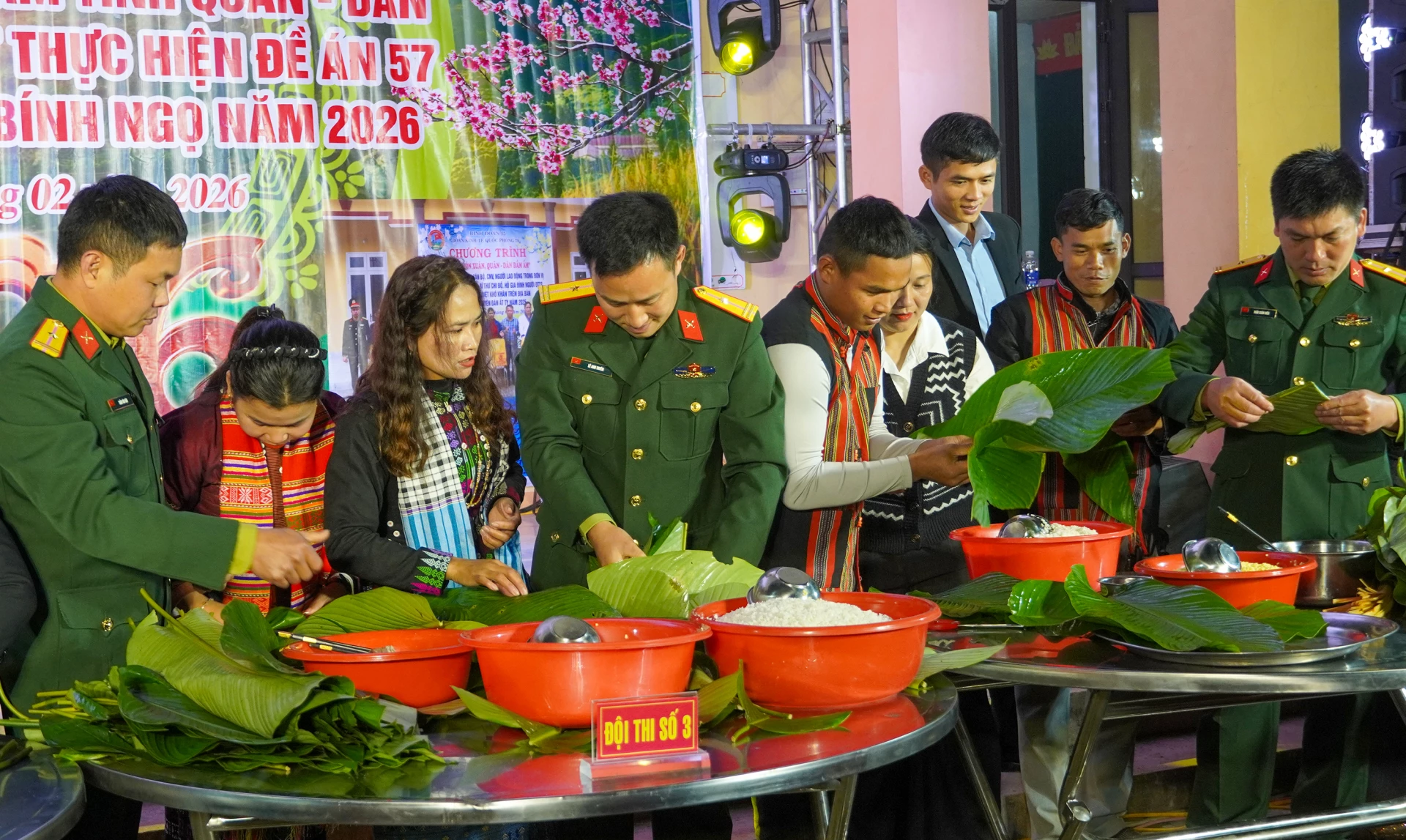 Quang cảnh hội thi gói bánh chưng với chủ đề: “Bánh chưng xanh - ấm tình quân dân” - Ảnh: N.H