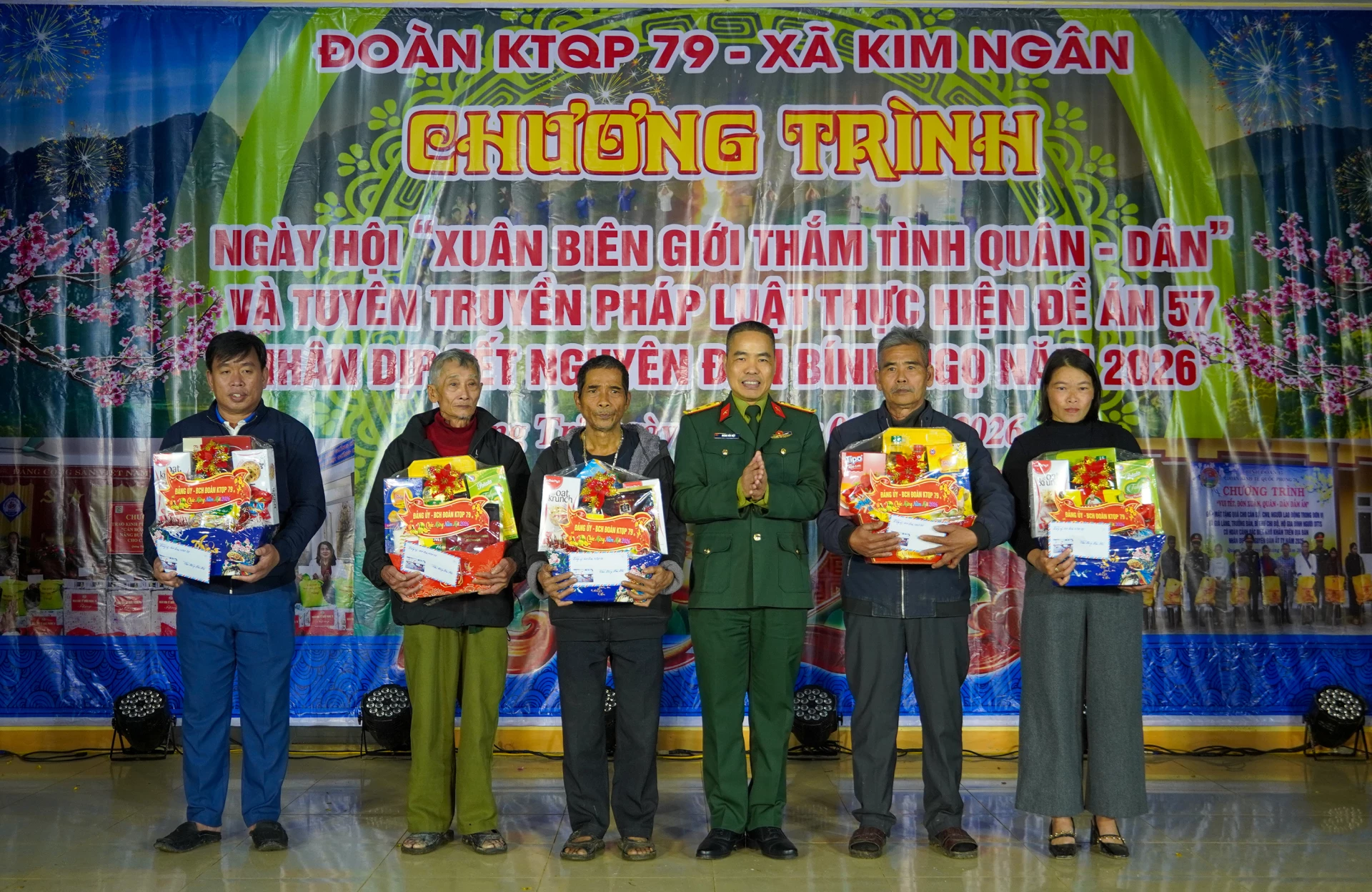 Đại diện Ban Chỉ huy Đoàn Kinh tế-Quốc phòng 79 trao tặng quà cho các hộ gia đình chính sách trên địa bàn xã Kim Ngân - Ảnh: N.H