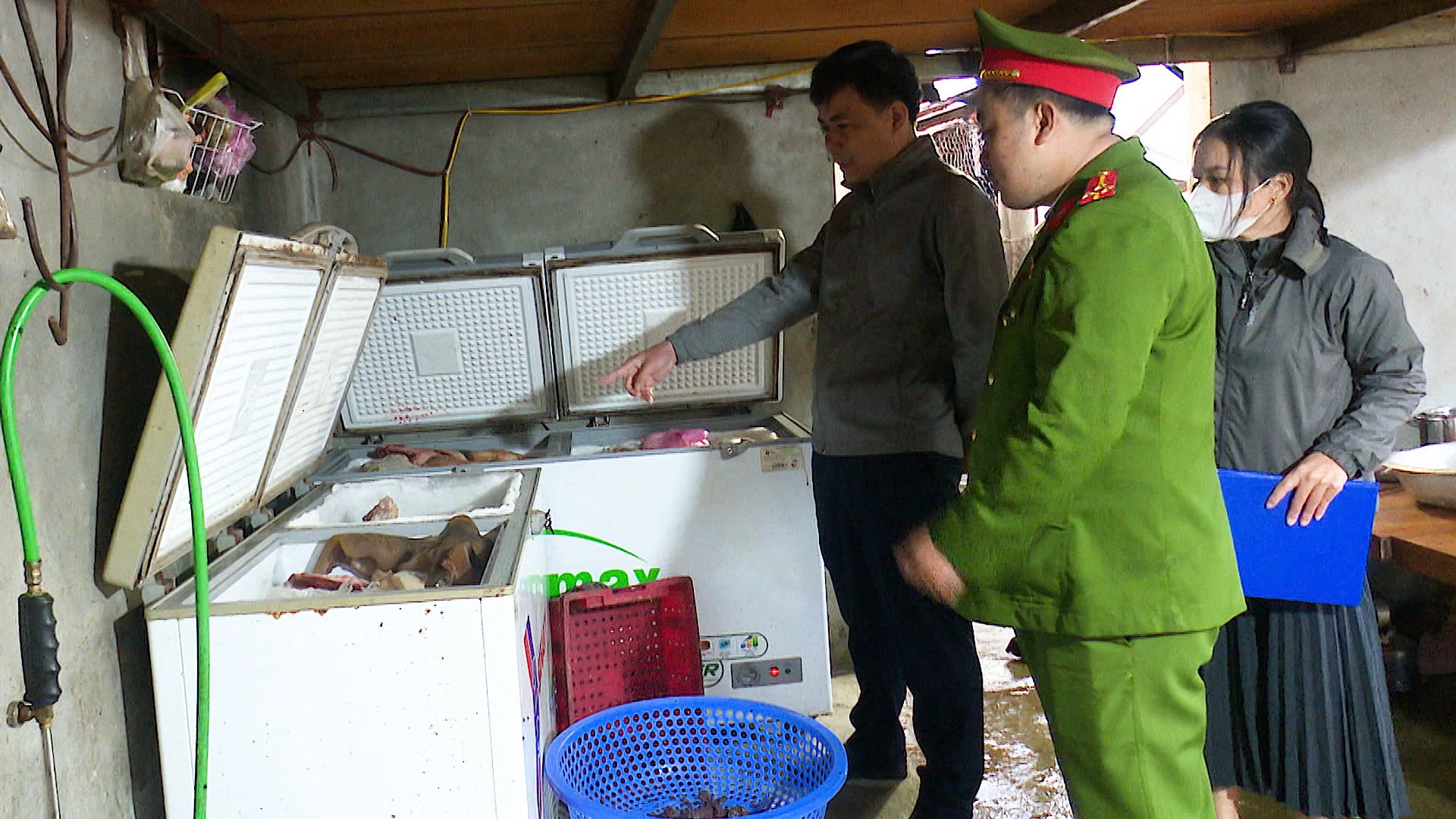 Đoàn kiểm tra liên ngành giám sát các cơ sở sản xuất, kinh doanh tại địa bàn xã