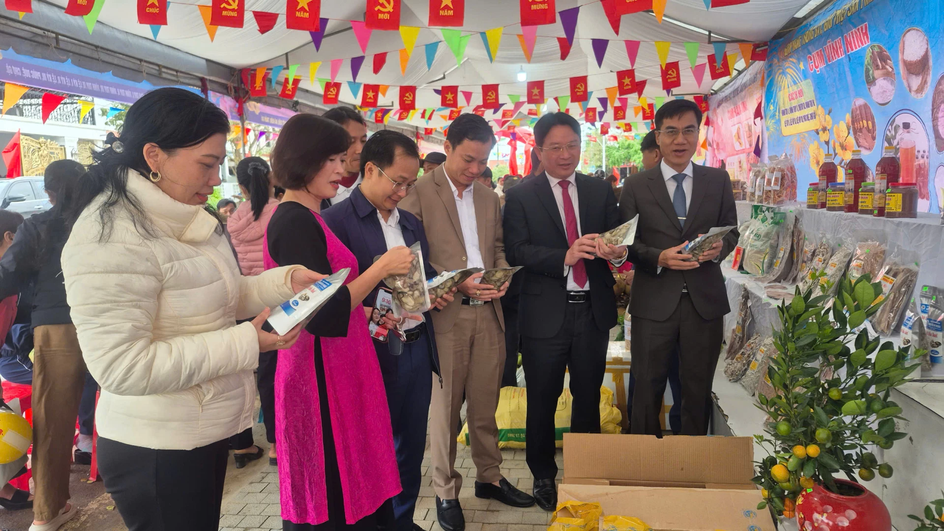 Lãnh đạo xã Quảng Ninh tham quan phiên chợ Xuân Bính Ngọ 2026-Ảnh: NK