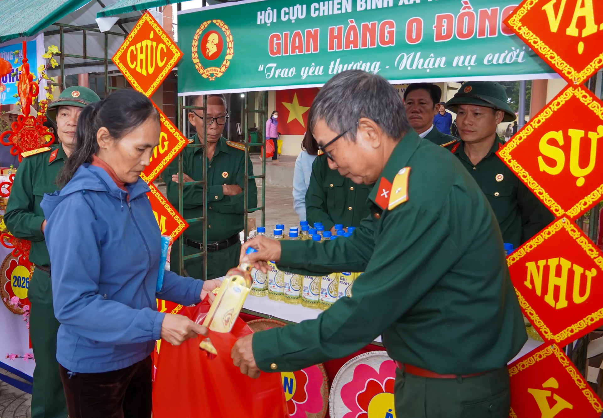 Niềm vui hiện rõ khi các hộ gia đình tự tay lựa chọn những nhu yếu phẩm cần thiết, chuẩn bị đón Tết tươm tất hơn - Ảnh: N.H