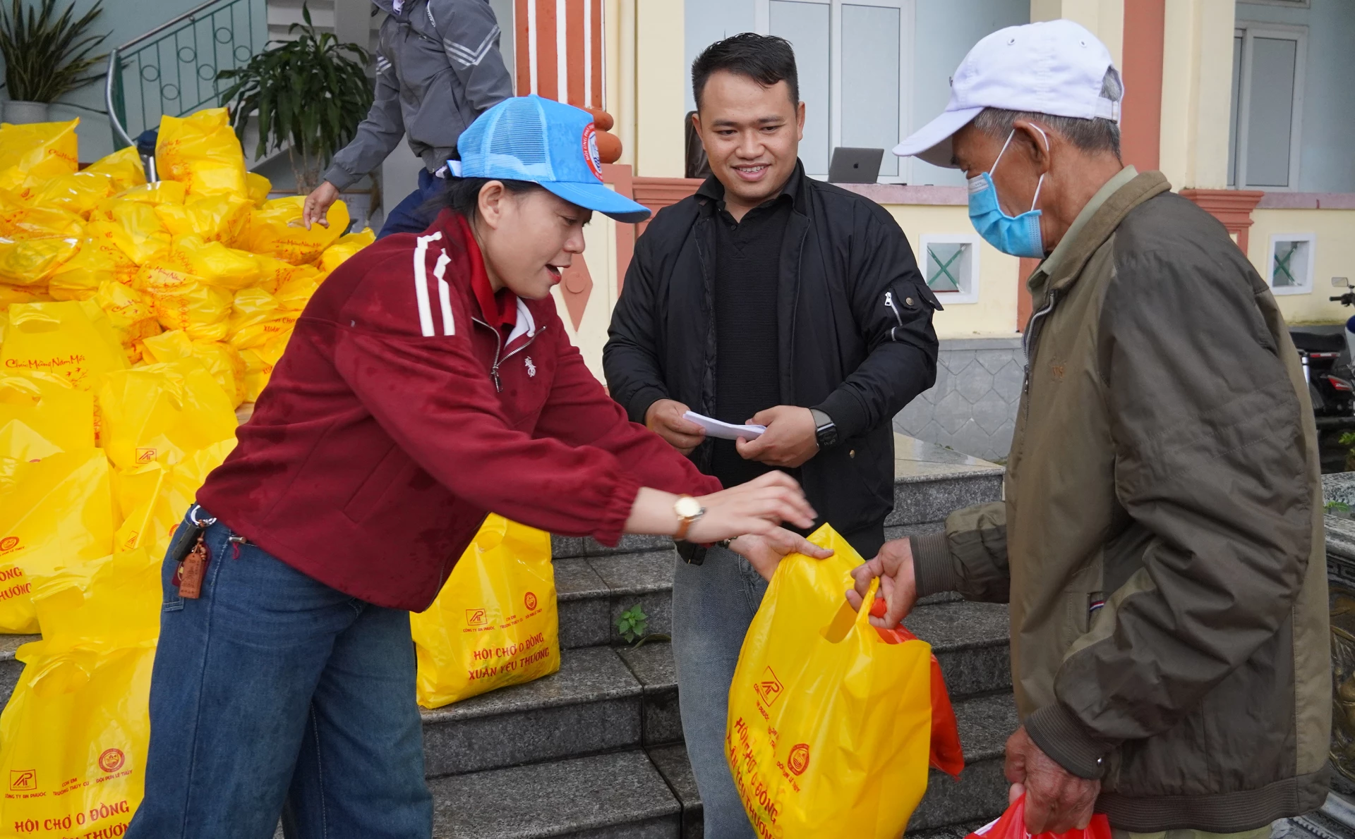 Niềm vui hiện rõ khi các hộ gia đình tự tay lựa chọn những nhu yếu phẩm cần thiết, chuẩn bị đón Tết tươm tất hơn - Ảnh: N.H
