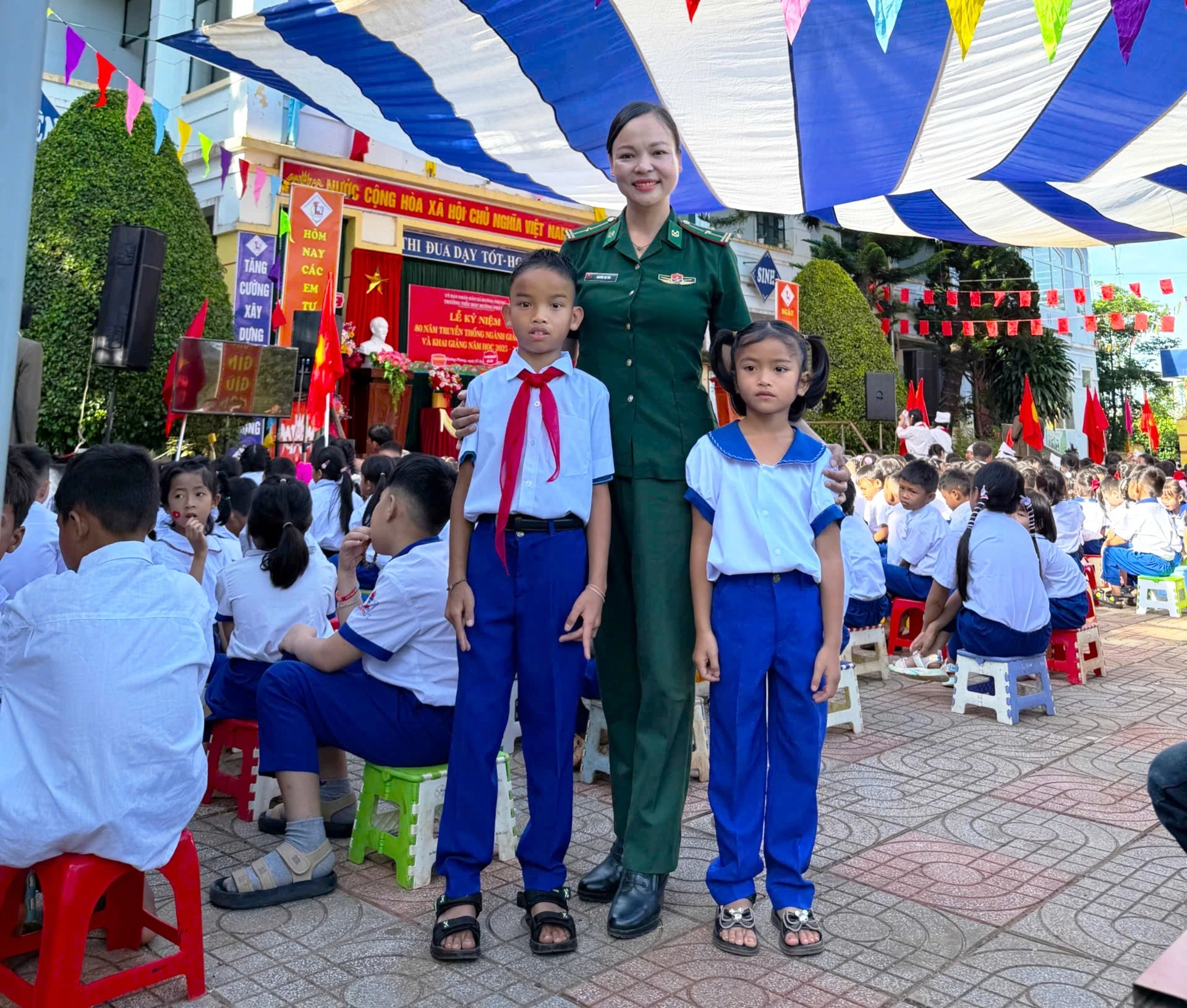 Do hoàn cảnh gia đình quá khó khăn, hai anh em Mai Quốc Tuấn và Mai Thị Thanh Tuyền được Đồn Biên phòng Hướng Phùng nhận nuôi, chăm sóc - Ảnh: ĐV