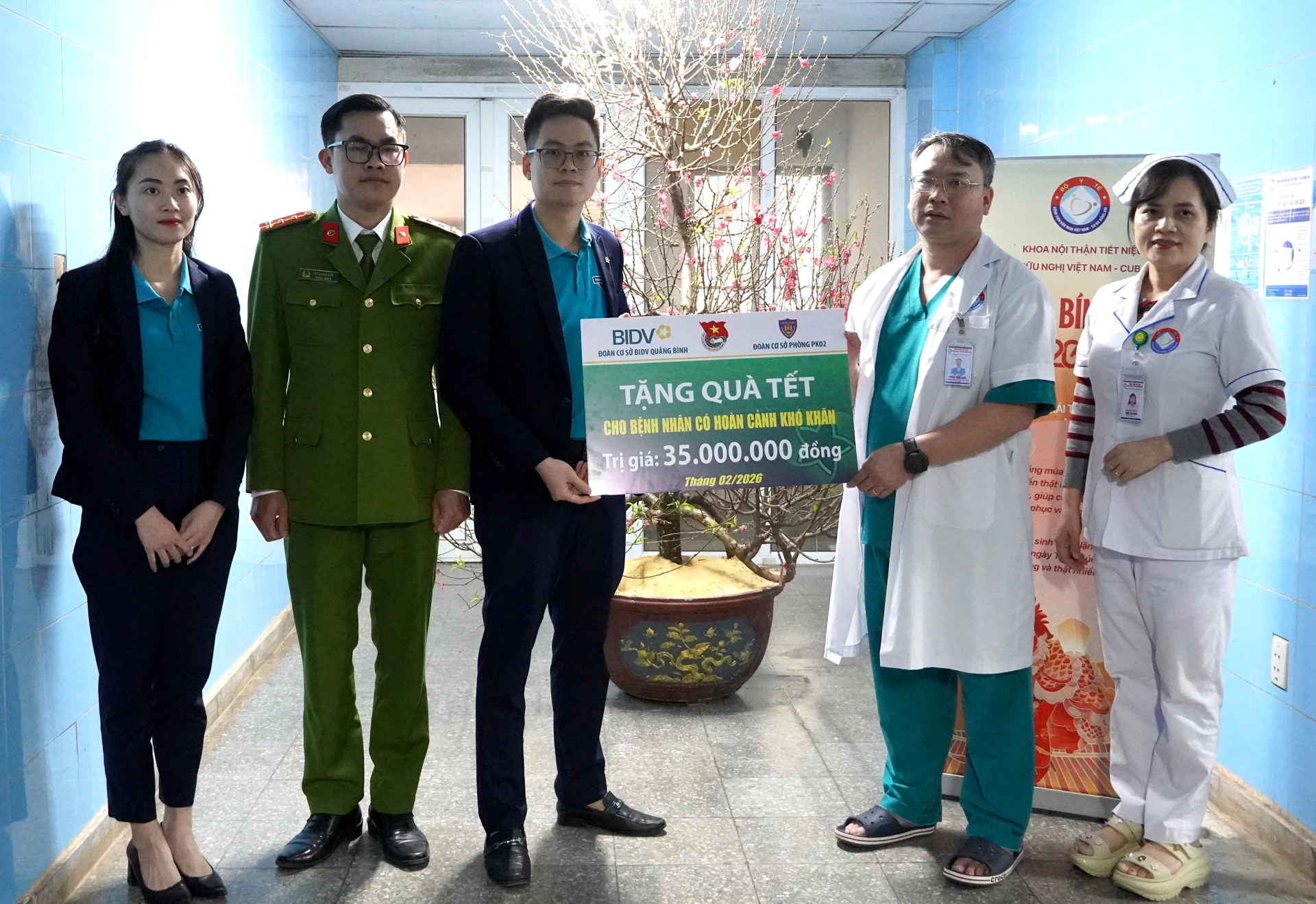 Đoàn cơ sở Chi nhánh BIDV Quảng Bình phối hợp với Đoàn cơ sở Phòng Cảnh sát cơ động, Công an tỉnh Quảng Trị trao tượng trưng giá trị quà tặng các bệnh nhân - Ảnh: H.Tr