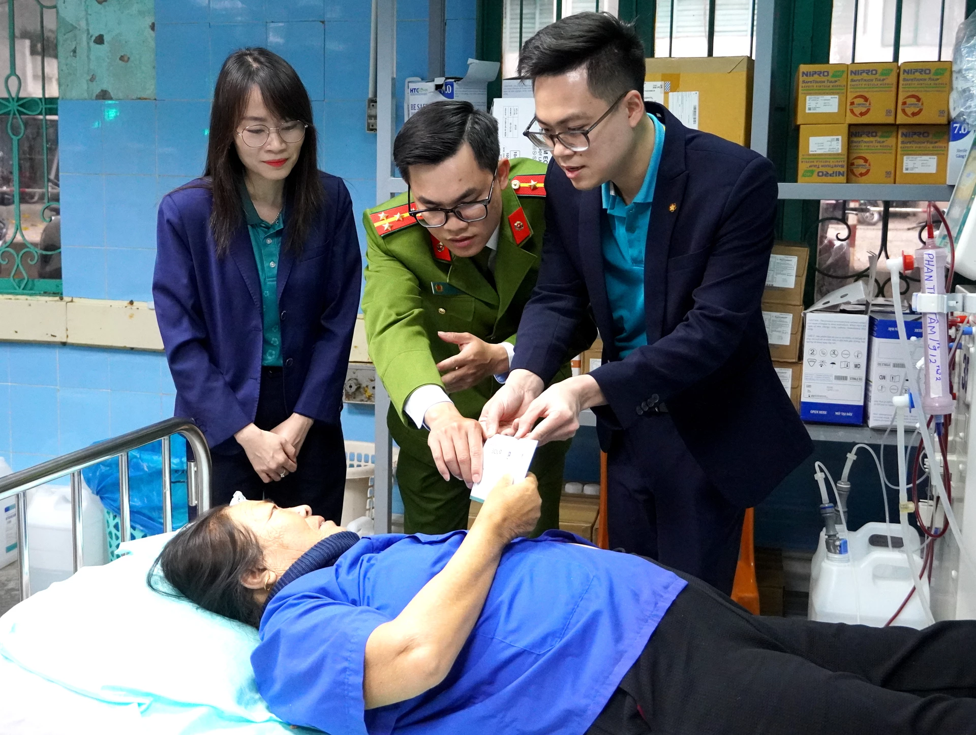 Đoàn cơ sở Chi nhánh BIDV Quảng Bình phối hợp với Đoàn cơ sở Phòng Cảnh sát cơ động, Công an tỉnh Quảng Trị thăm và trao quà cho bệnh nhân hiểm nghèo - Ảnh: H.Tr.