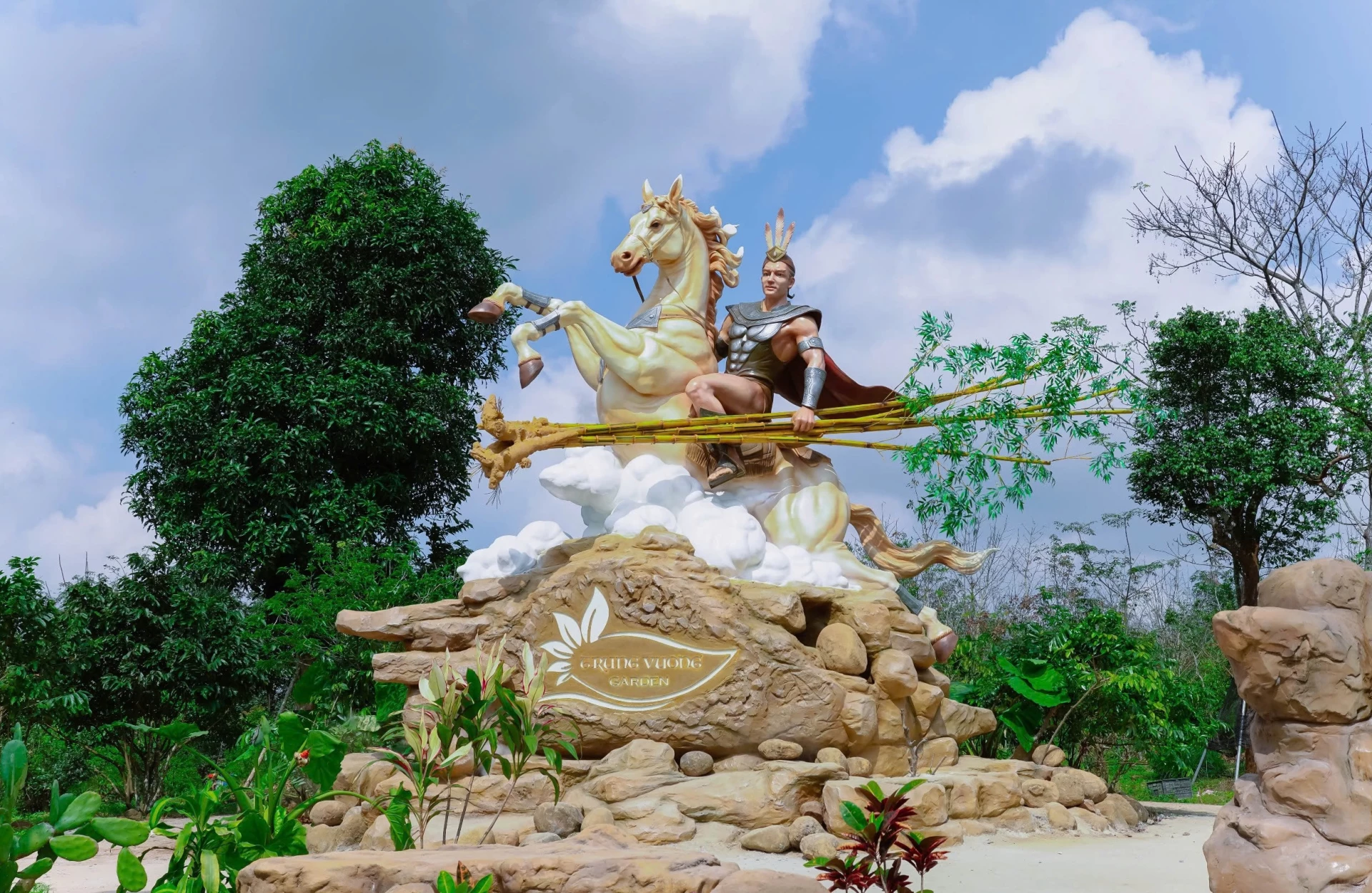 Tượng Thánh Gióng cưỡi ngựa ở Khu du lịch sinh thái Trưng Vương tại xã Cồn Tiên đẹp như tranh 3D vừa xuất hiện đã gây chú ý