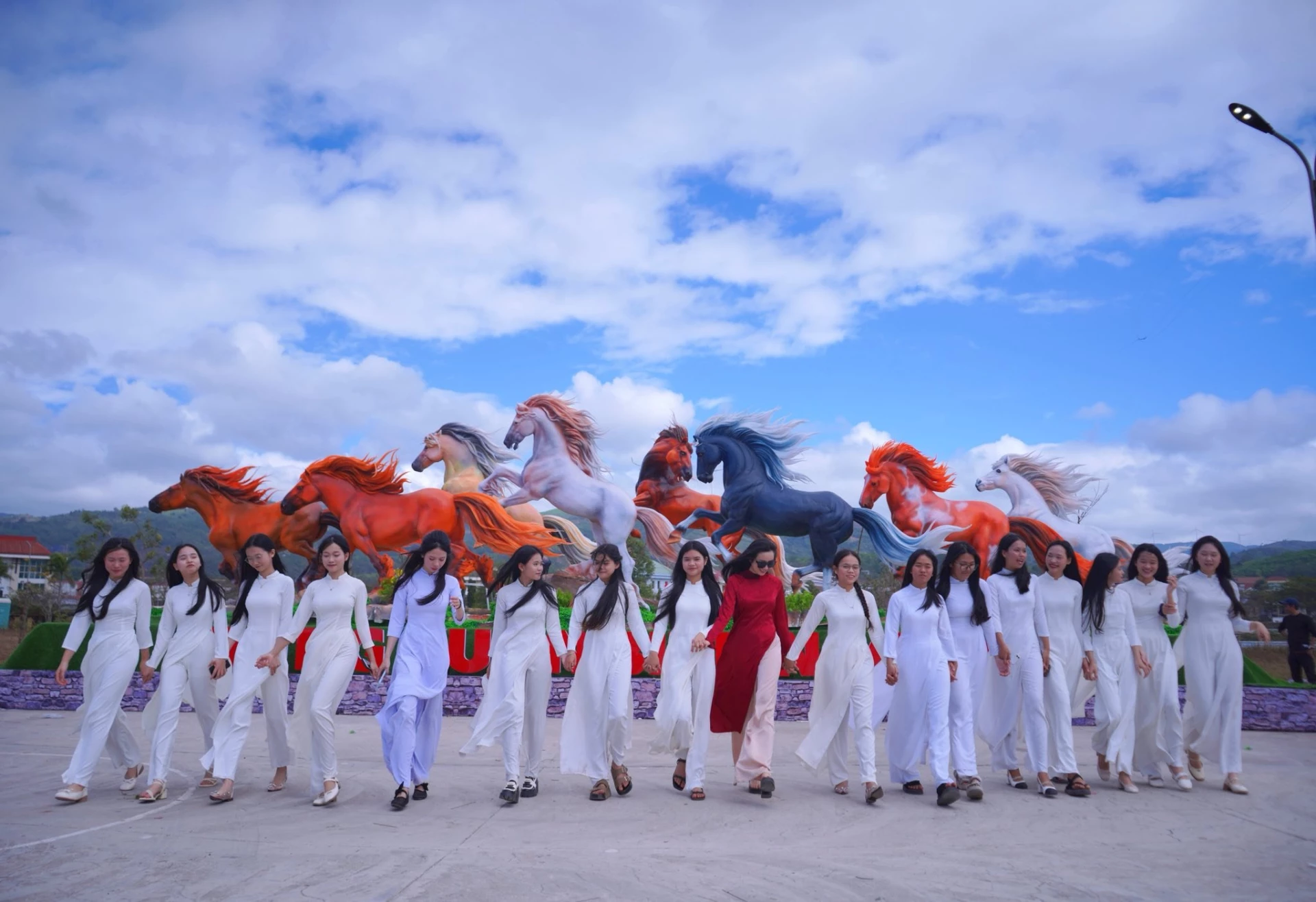 Nhiều bạn trẻ chụp ảnh cùng biểu tượng mã đáo thành công 