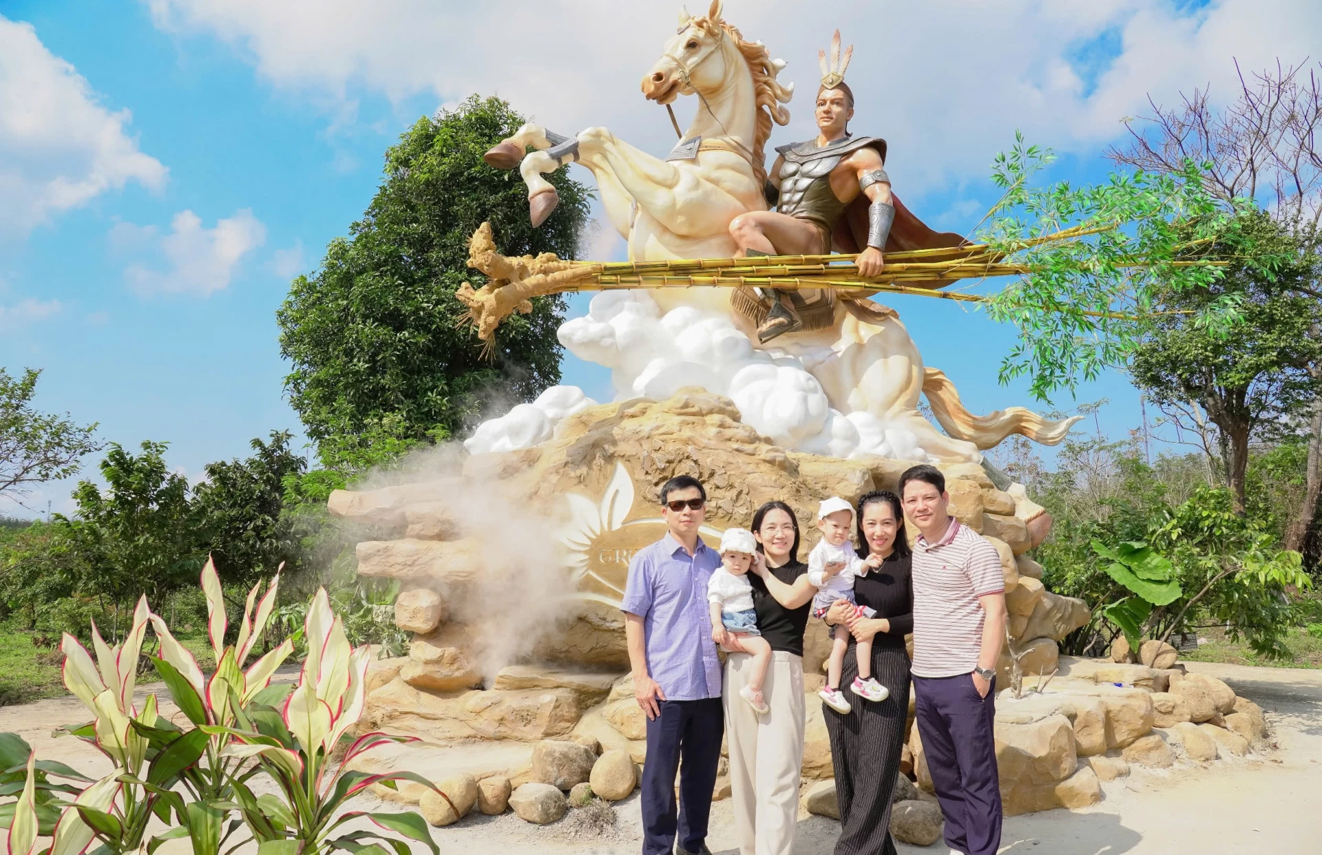 Du khách chiêm ngưỡng và lưu lại kỷ niệm bên tượng Thánh gióng cưỡi ngựa ở Khu du lịch sinh thái Trưng Vương tại xã Cồn Tiên