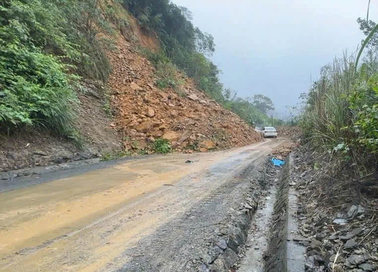 Toàn cảnh hiện trường vụ sạt trượt đất đá tại Km156+750 trên tuyến đường Hồ Chí Minh nhánh Tây - Ảnh: N.M.P