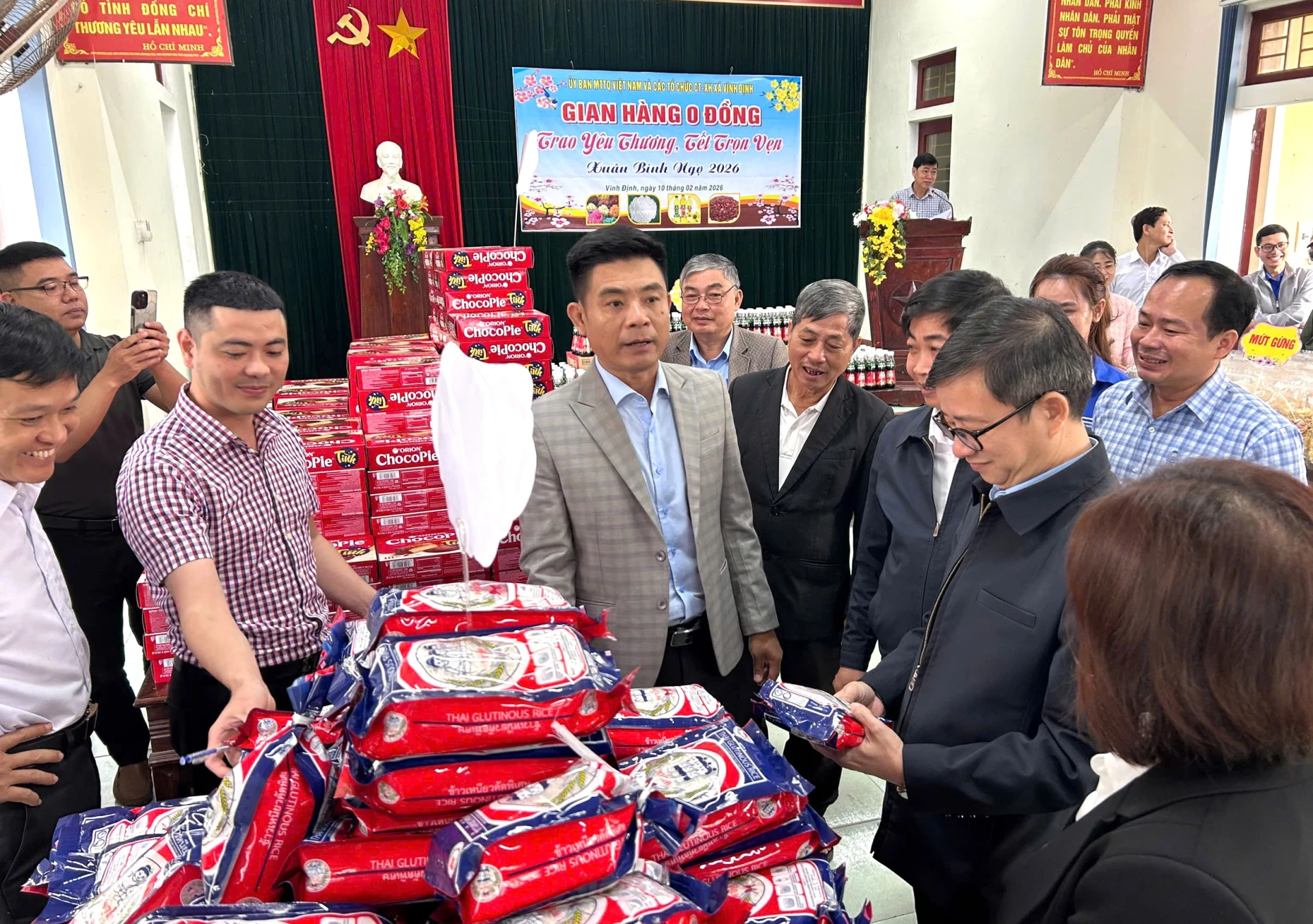 Gian hàng 0 đồng được MTTQ Việt Nam xã Vĩnh Định bố trí 7 gian hàng gồm các nhu yếu phẩm phục vụ Tết - Ảnh: Thanh Tuyền