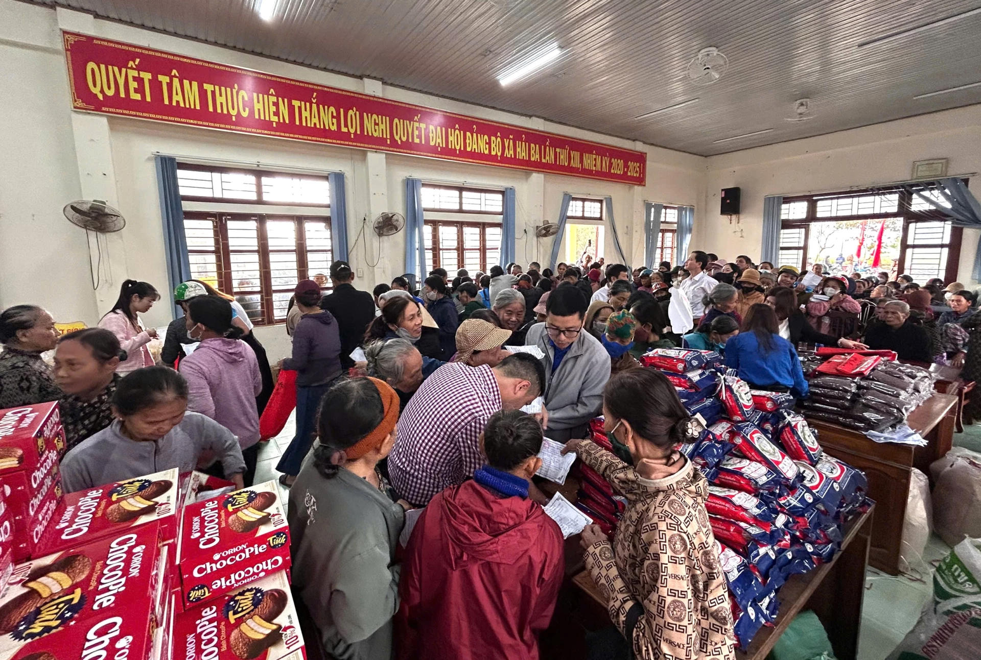 Đây là hoạt động ý nghĩa nhằm san sẻ yêu thương, giúp đỡ các gia đình hoàn cảnh khó khăn đón Tết ấm áp hơn - Ảnh: Thanh Tuyền