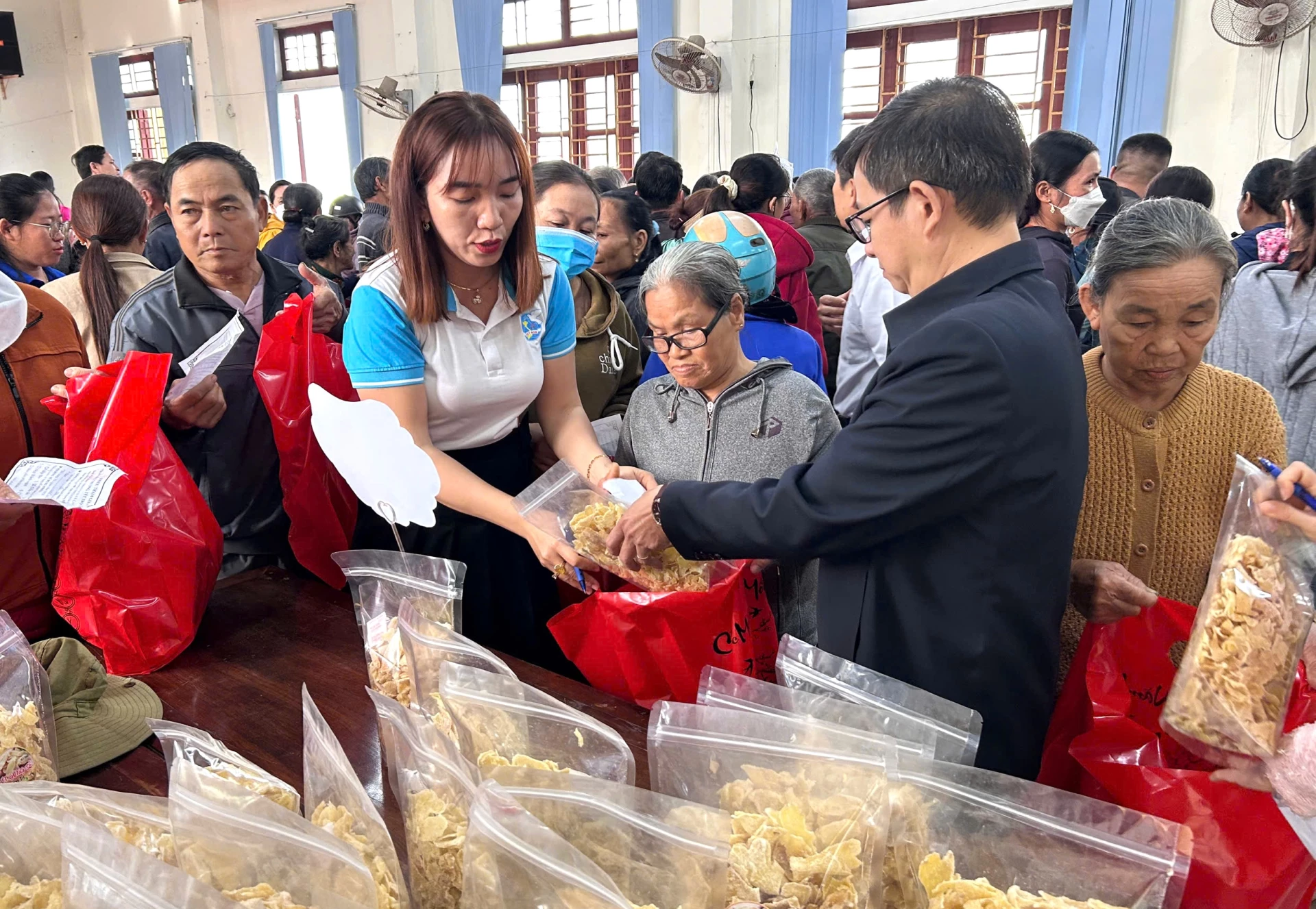 Các mặt hàng được trưng bày để người dân lựa chọn - Ảnh: Thanh Tuyền