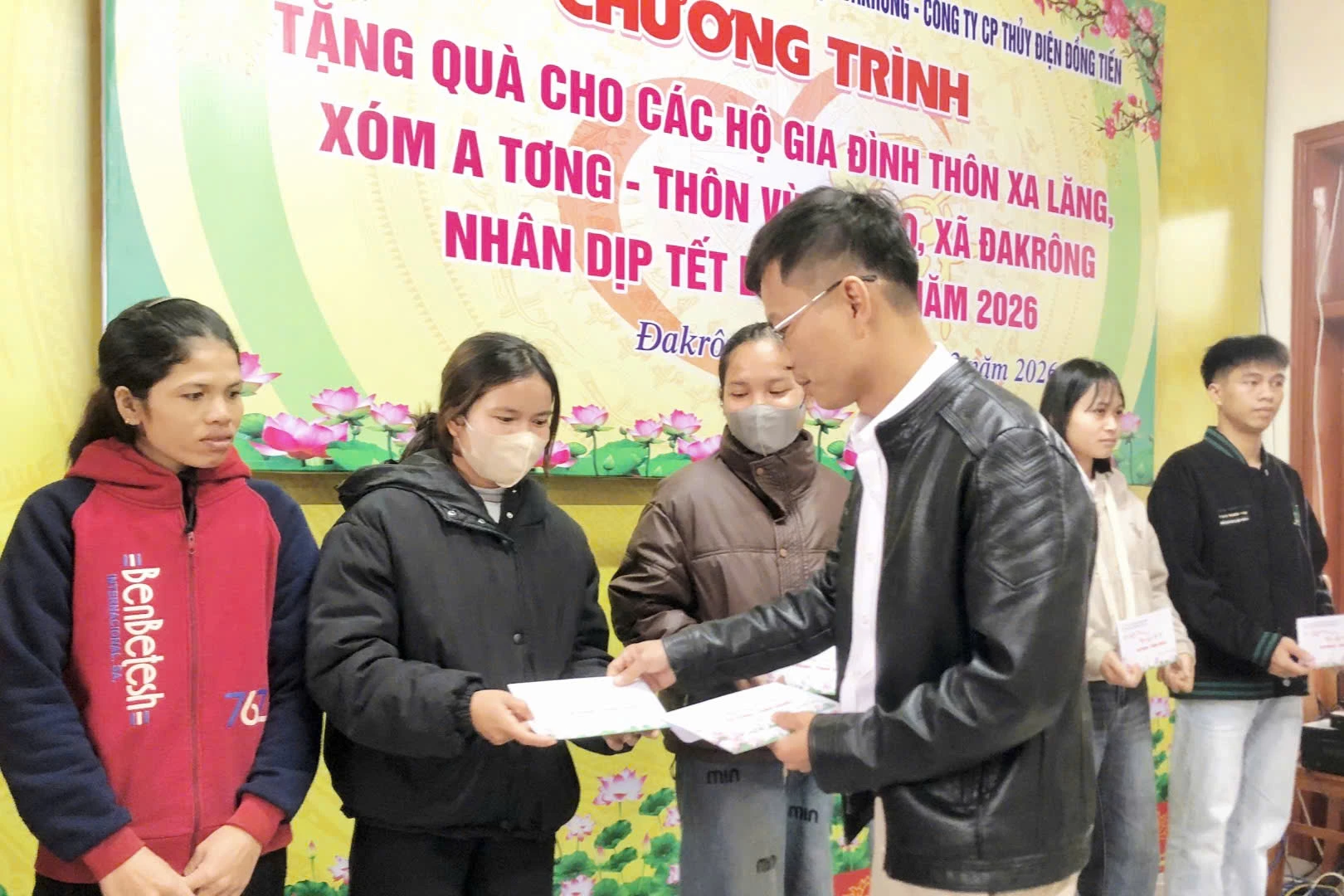 Trao quà cho các hộ gia đình chính sách, hộ nghèo và cận nghèo ở thôn Xa Lăng và xóm A Tơng-Ảnh: K.S