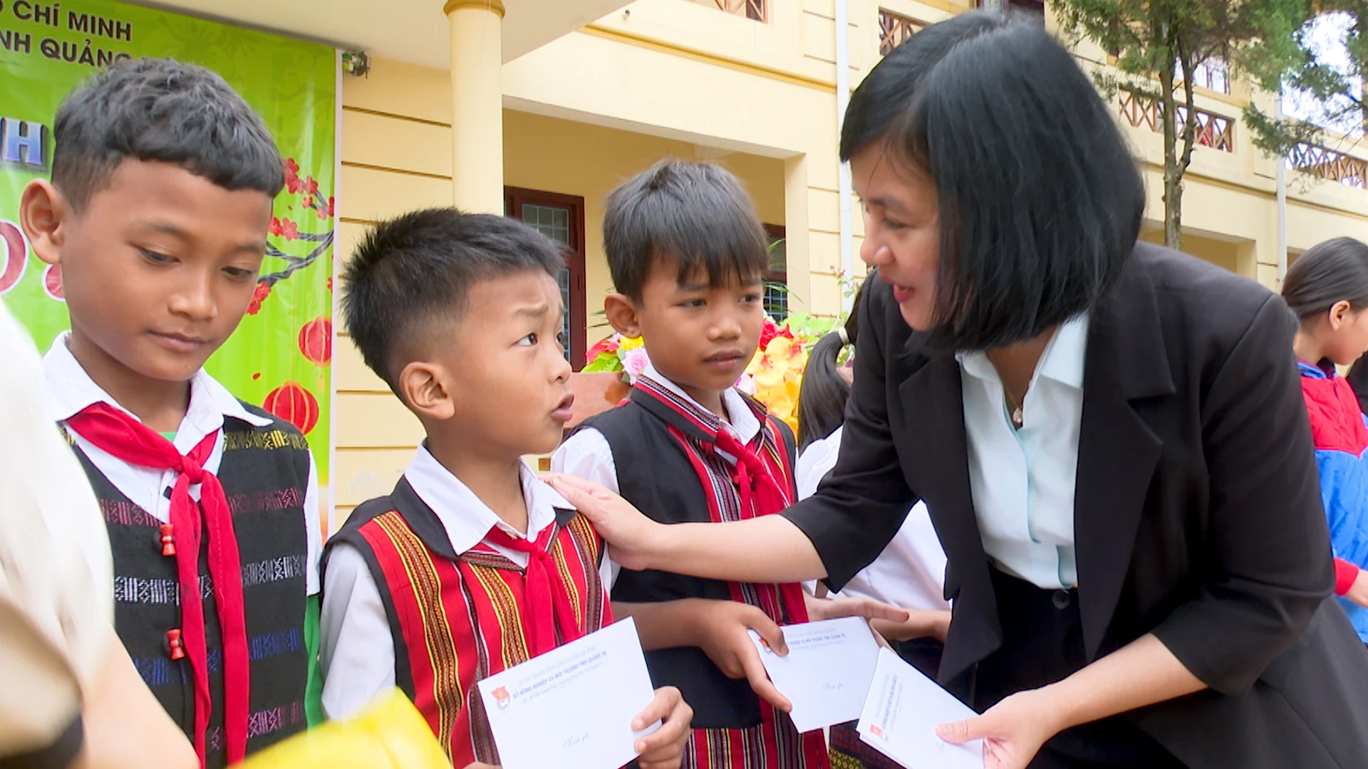 Phó Giám đốc Sở Nông nghiệp và Môi trường tỉnh Nguyễn Hồng Phương trao quà cho các em học sinh xã Cồn Tiên - Ảnh: Quang Ngọc.