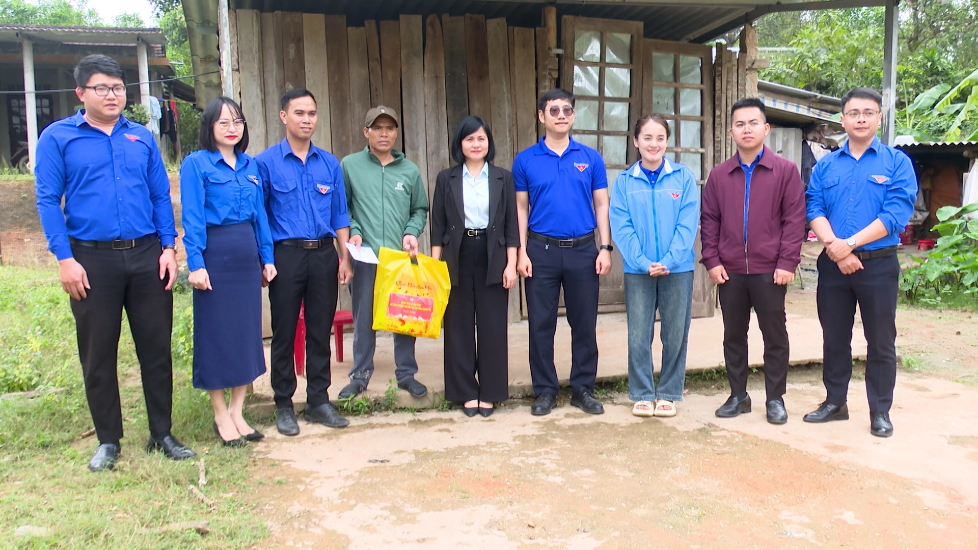 Phó Giám đốc Sở Nông nghiệp và Môi trường tỉnh Nguyễn Hồng Phương tặng quà Tết cho hộ gia đình Hồ Văn Vân ở thôn Đồng Dôn, xã Cồn Tiên - Ảnh: Quang Ngọc.