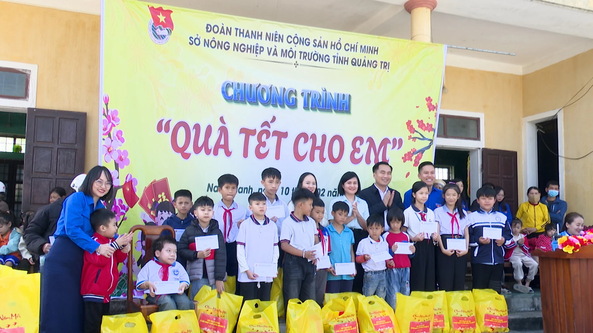 Đoàn cơ sở Sở Nông nghiệp và Môi trường tỉnh Quảng Trị trao quà cho các em học sinh xã Nam Gianh - Ảnh : Quang Ngọc.