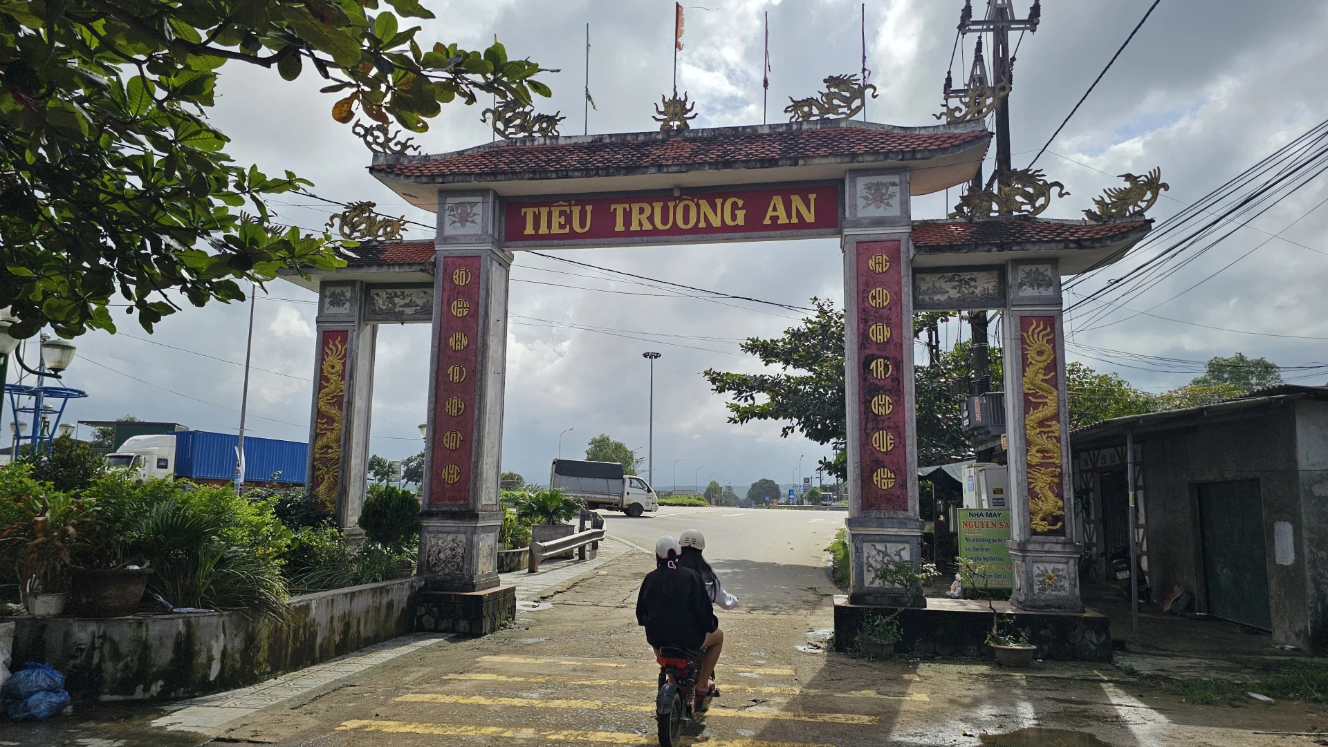 Người dân Cam Lộ tự hào ghi trên cổng làng là Tiểu Trường An - Ảnh: N.T.H