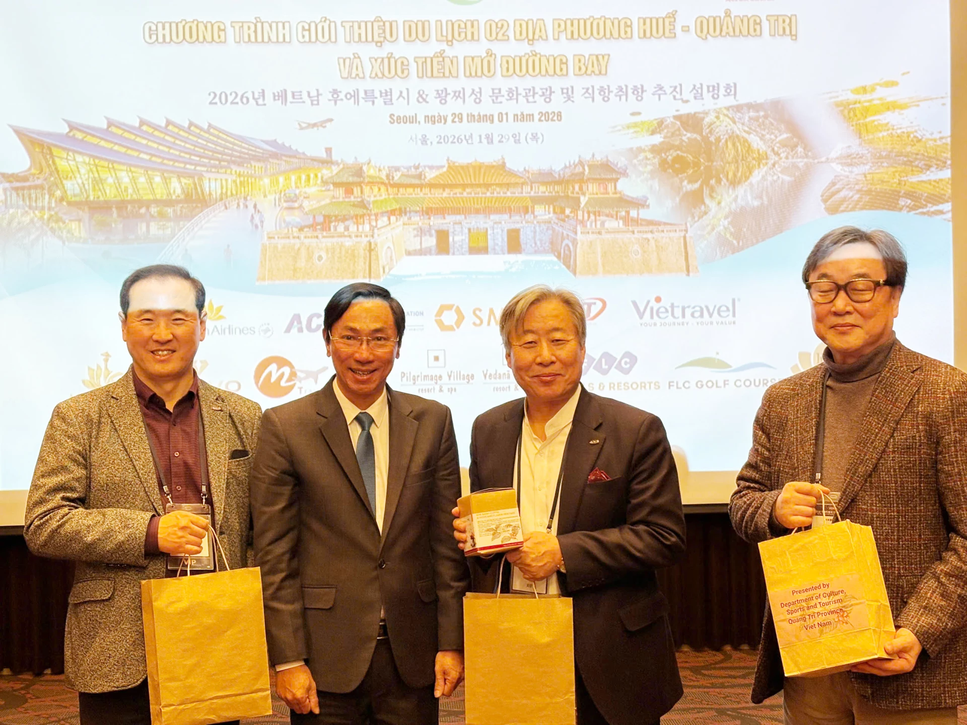 Đại diện lãnh đạo Sở Văn hóa, Thể thao và Du lịch Quảng Trị trao tặng quà lưu niệm ý nghĩa cho lãnh đạo các đơn vị tại Hàn Quốc tham dự chương trình. Ảnh: T.A.