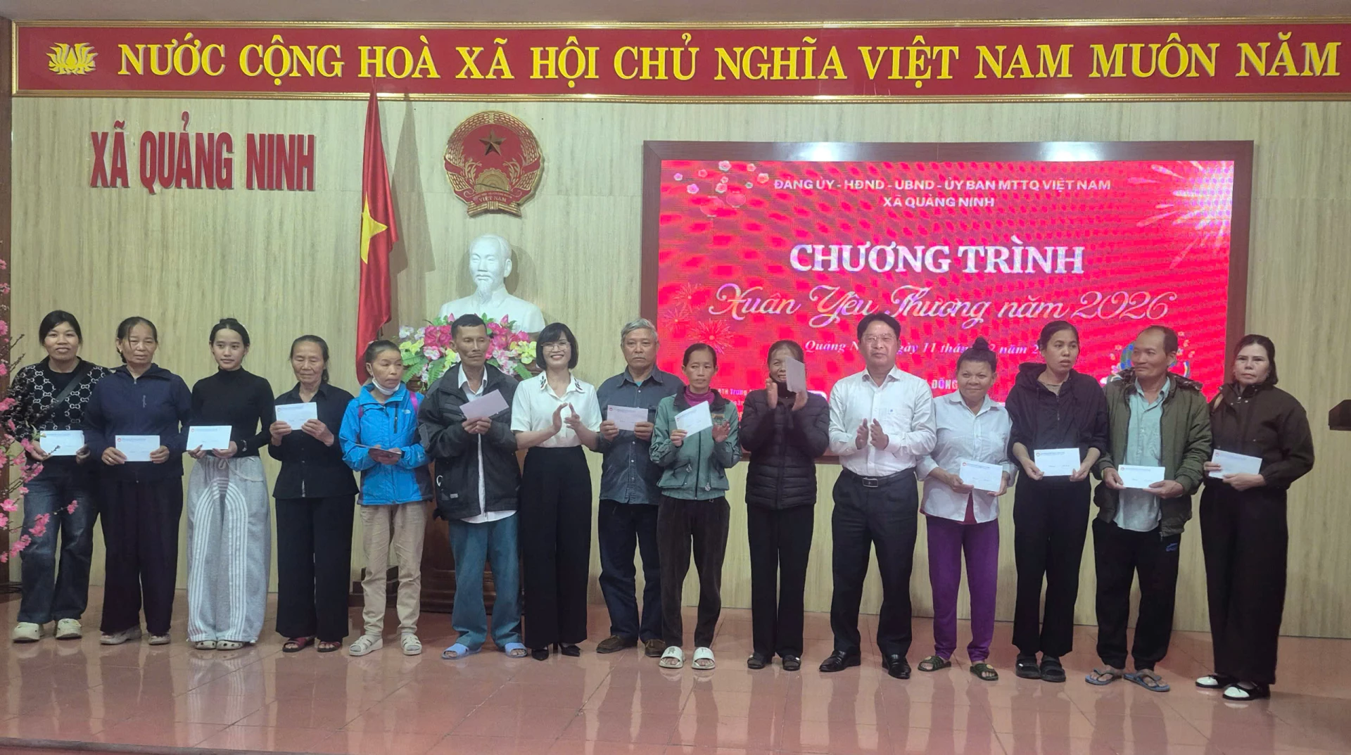 Lãnh đạo xã Quảng Ninh trao quà cho các hộ nghèo, gia đình có hoàn cảnh khó khăn-Ảnh: NK