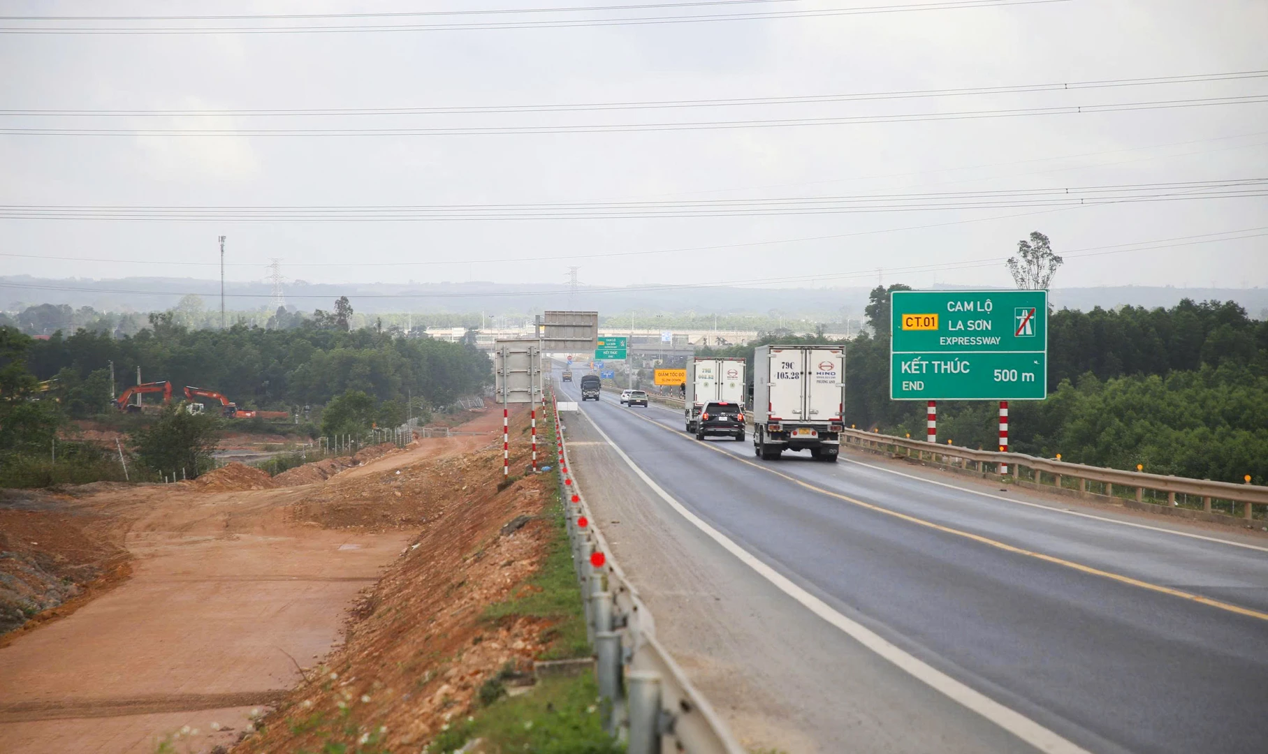 Giới hạn 50km/h: Cao tốc Cam Lộ-La Sơn thi công mở rộng Điều chỉnh tốc độ trên cao tốc Cam Lộ-La Sơn tối đa 50km/h trong quá trình thi công mở rộng