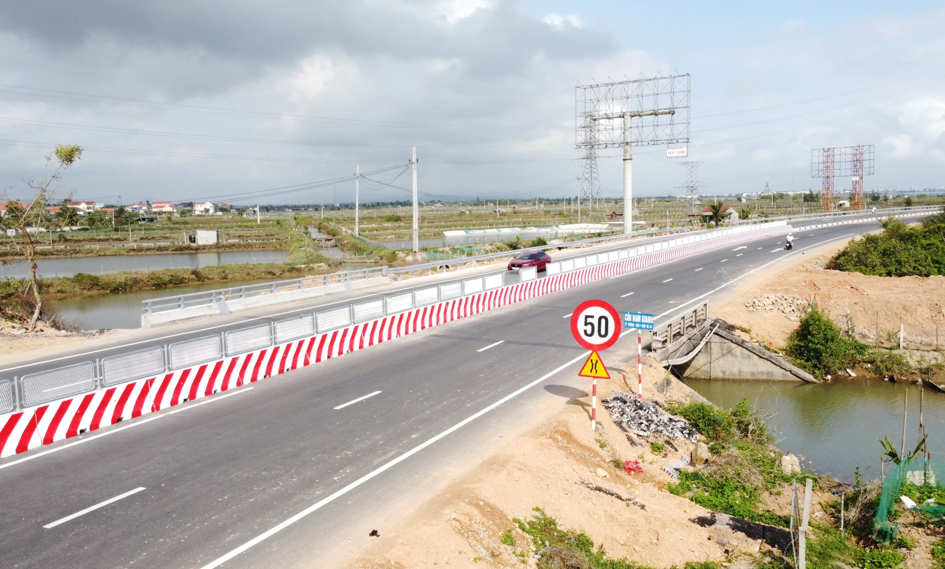 Hiện cơ quan chức năng vẫn cắm biển giới hạn 50 kmh ở hai đầu cầu để đảm bảo an toàn - Ảnh: N.M.P