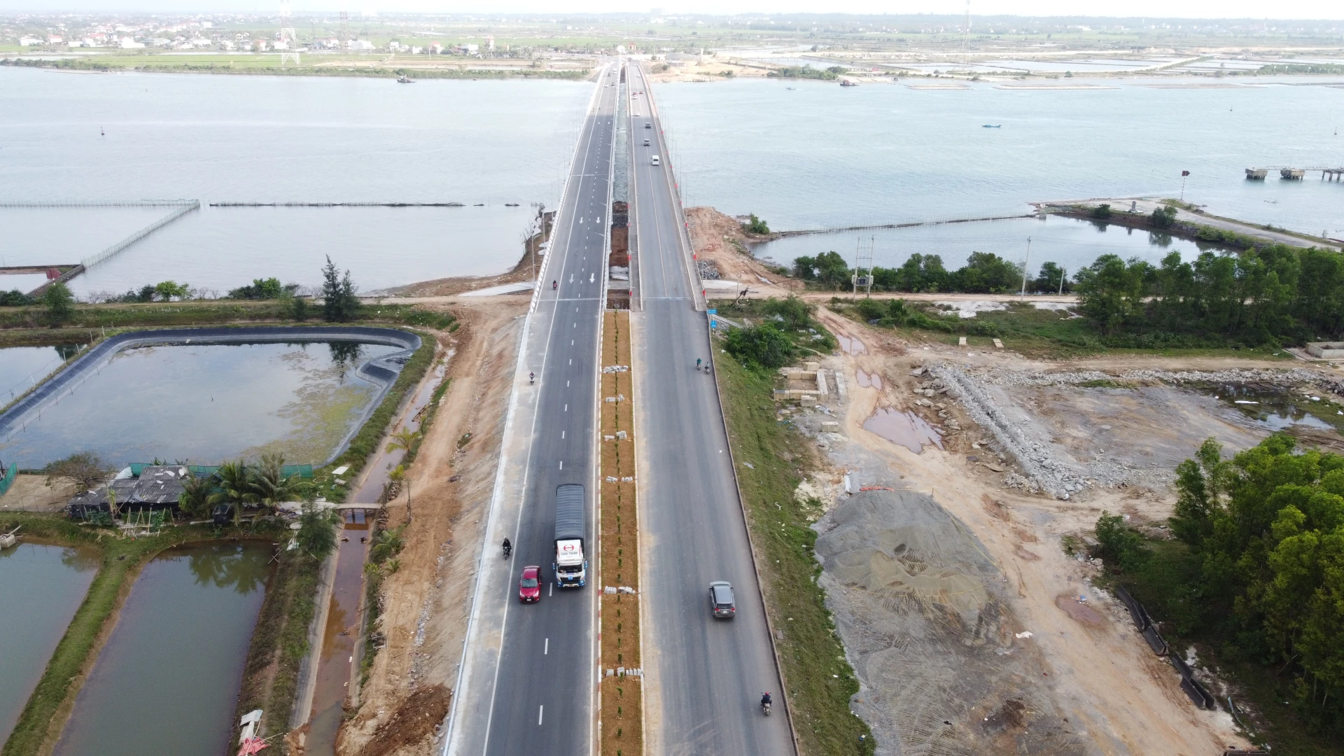 Sau khi mở rộng cả cầu cũ và cầu mới, nền đường đạt bề rộng 20,5m, đáp ứng quy mô 4 làn xe cơ giới và 2 làn xe thô sơ - Ảnh: N.M.P