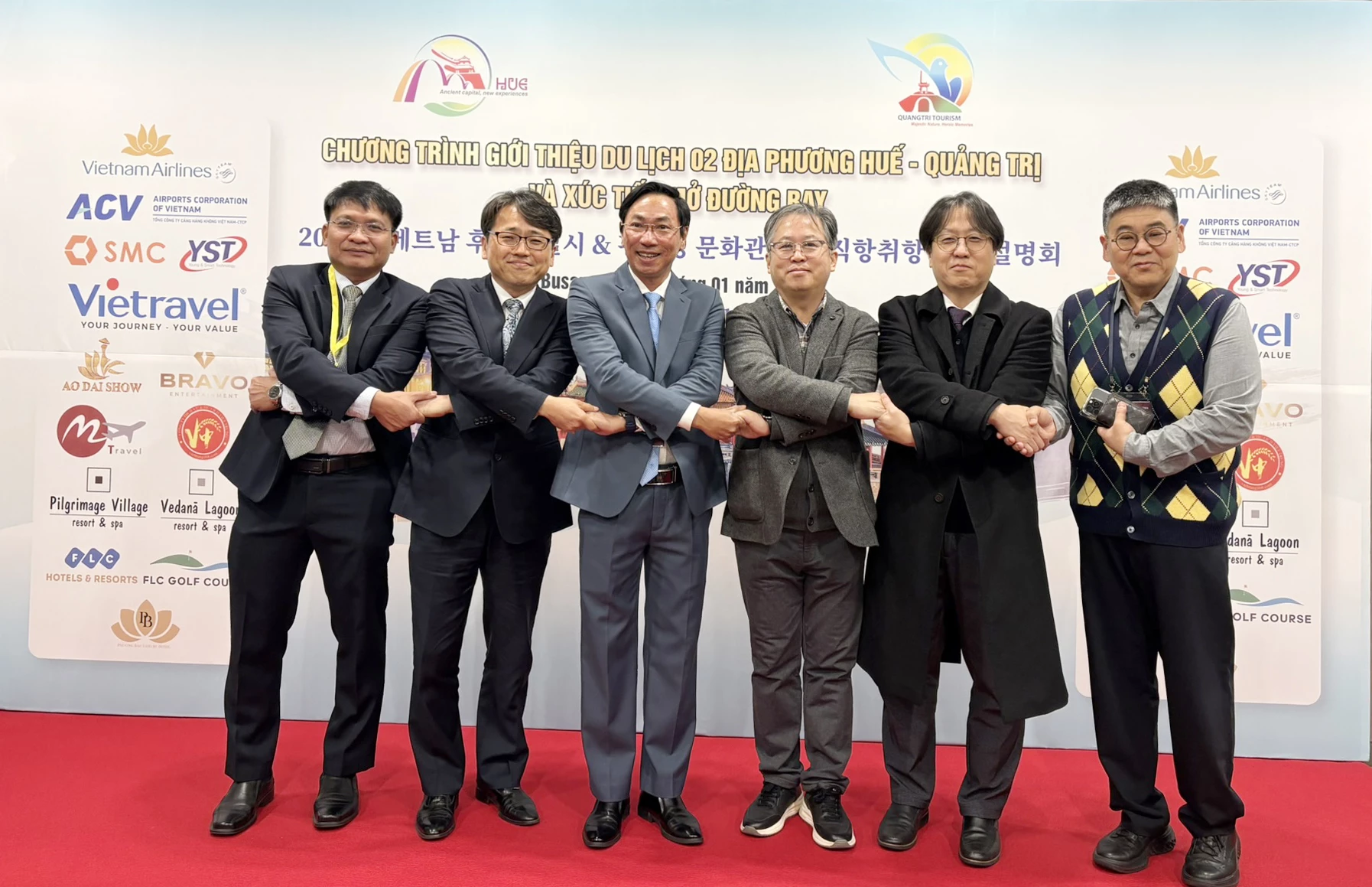 Đại diện lãnh đạo Sở Văn hóa - Thể thao và Du lịch tỉnh Quảng Trị chụp ảnh cùng đại diện lãnh đạo các doanh nghiệp Hàn Quốc - Ảnh: T.A