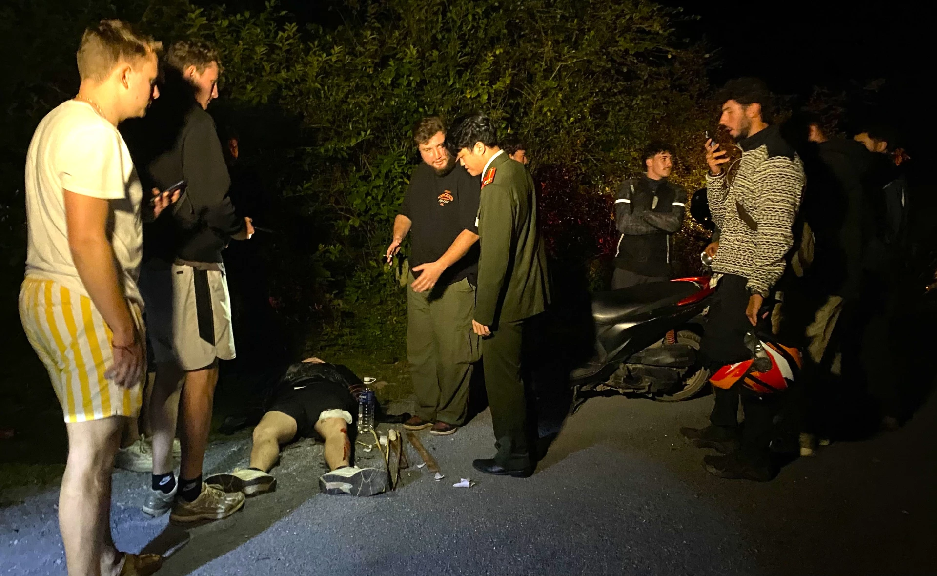 Công an Phong Nha xuyên đêm cứu du khách nước ngoài gặp tai nạn Công an xã Phong Nha hỗ trợ du khách nước ngoài bị tai nạn trong đêm