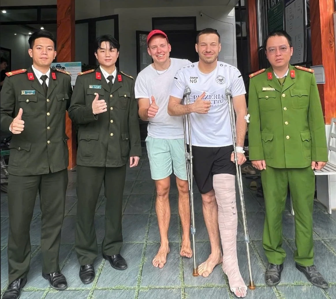 Du khách Bỉ cảm kích trước tinh thần tận tụy của Công an xã Phong Nha - Ảnh: T.L