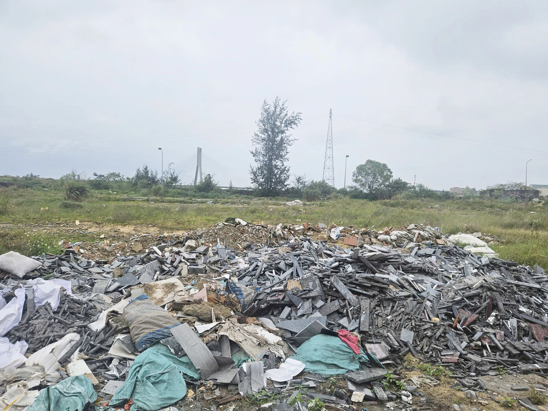 Nhiều phế thải vật liệu xây dựng được đổ thải trong khuôn viên Nhà máy đóng tàu Nhật Lệ - Ảnh: B.T