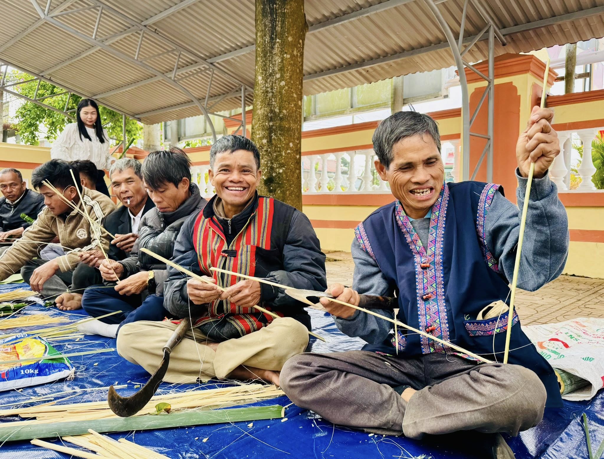 Tân Lập sẻ chia Tết: Gói bánh chưng xanh sưởi ấm người nghèo Xã Tân Lập: Tổ chức chương trình 'Gói bánh chưng xanh-Tết cho người nghèo'